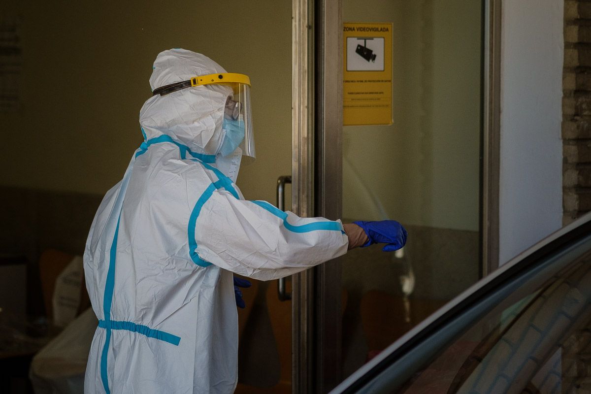 Un sanitario, realizando una prueba a un paciente en el Hospital de Jerez. FOTO: MANU GARCÍA