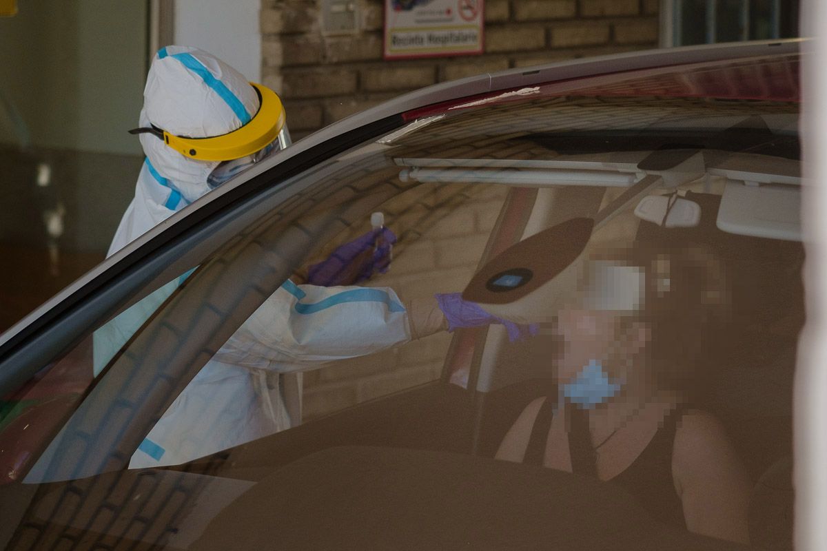 Prueba en un autocovid. FOTO: MANU GARCÍA