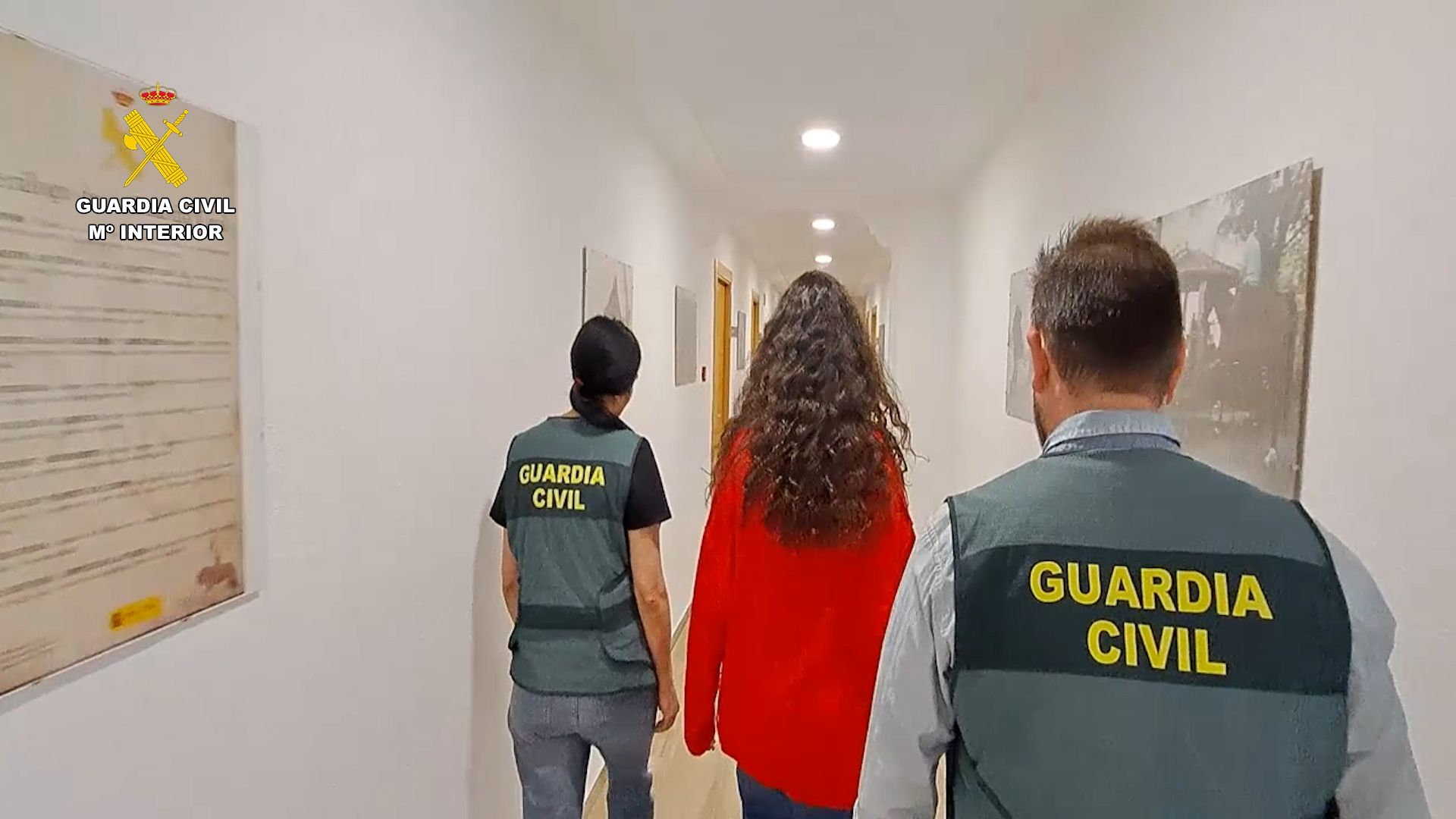 Menor de 16 años siendo conducida por la Guardia Civil para prestar declaración por un presunto matrimonio a la fuerza.