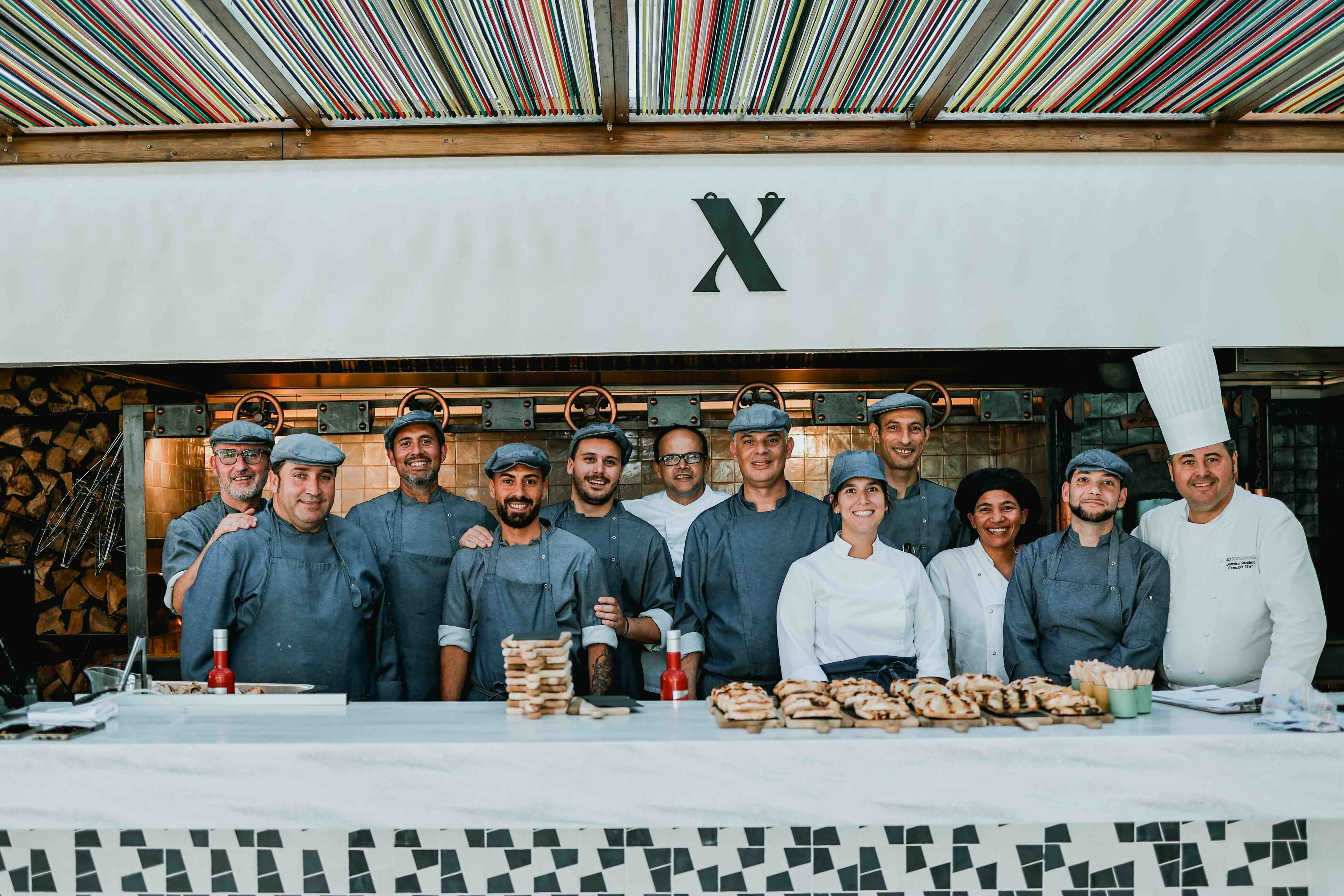 El chiringuito que se autodefine como "el más exclusivo" de la costa de Cádiz enciende sus brasas. En la imagen, equipo de Marxa.