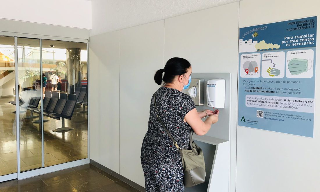 Una mujer se desinfecta las manos en un hospital andaluz. FOTO: SAS