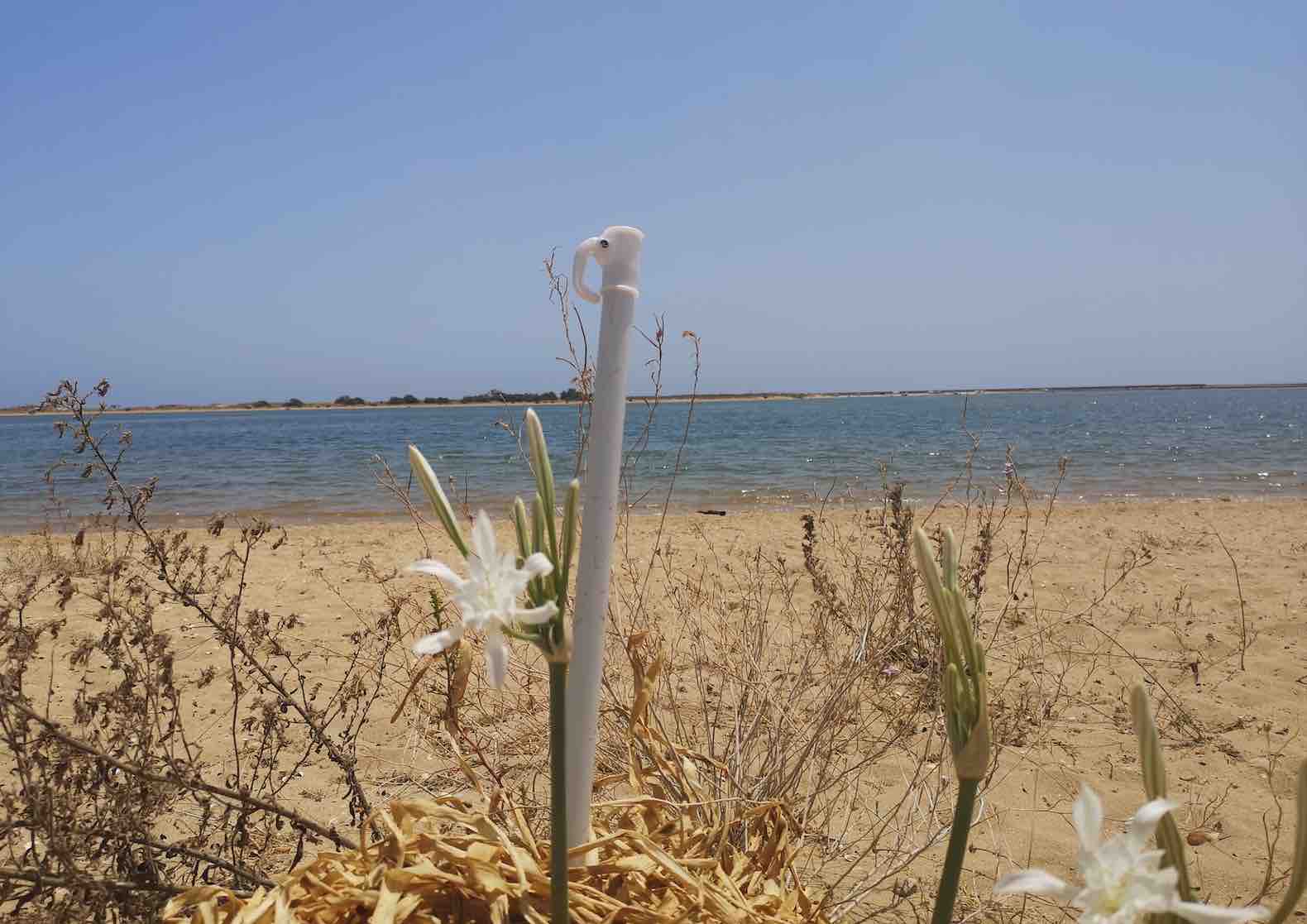 Una sombrilla abandonada en una playa andaluza, en una imagen reciente. FOTO: IVÁN CASERO 
