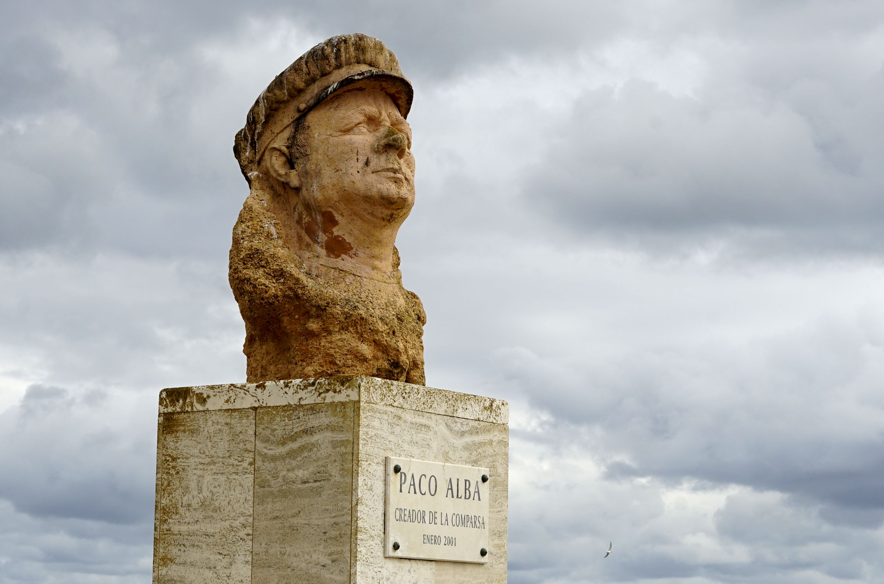 El busto de Paco Alba, mirando a La Caleta, a la entrada del paseo Fernando Quiñones.