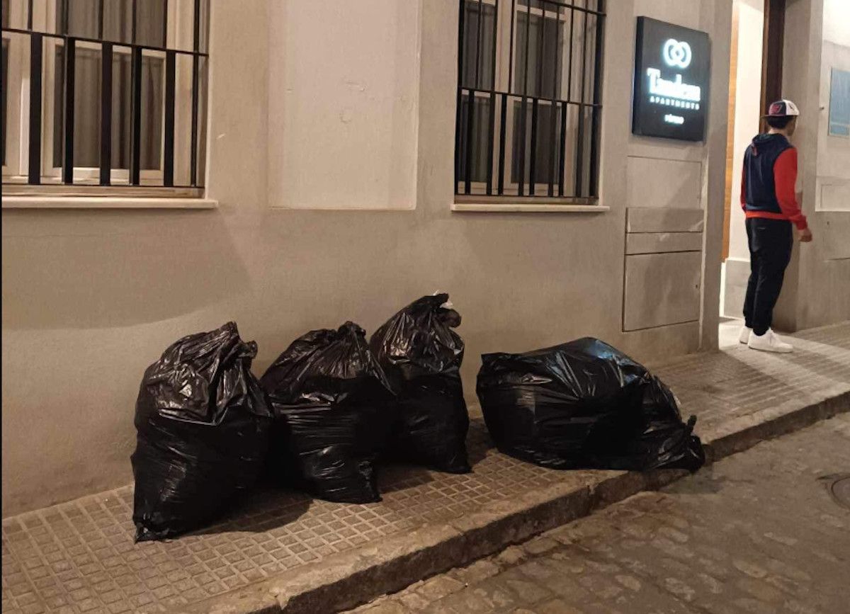 Bolsas de basura tiradas en la calle Ruiz de Bustamante, en Cádiz.