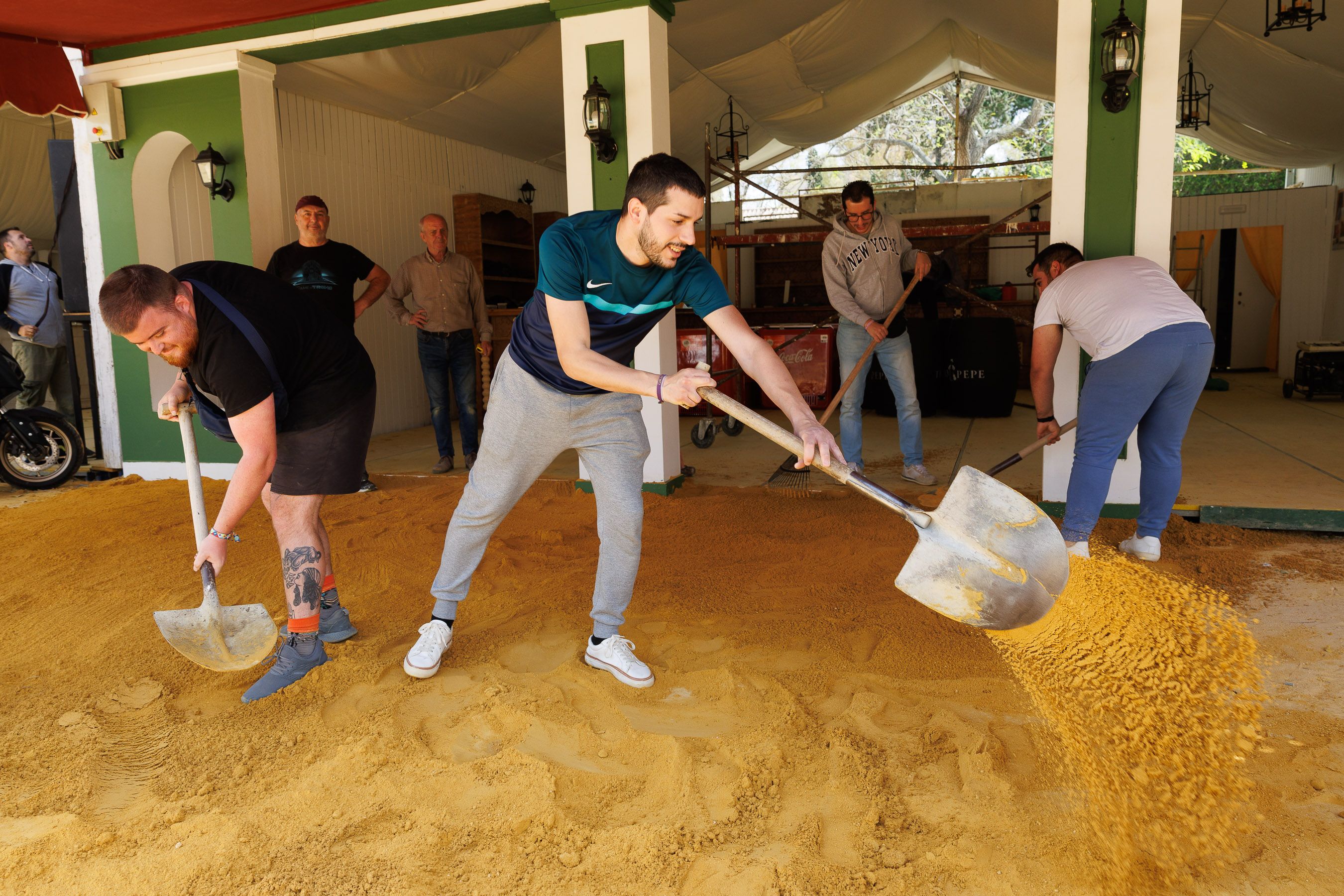 Esparciendo albero en el interior de una caseta, este Primero de Mayo en el Real del González Hontoria, recinto de la Feria del Caballo en Jerez.
