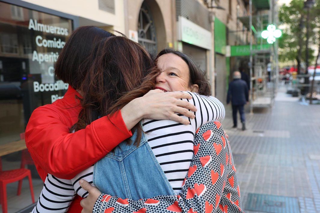 Leire Pajín abraza a otras compañeras socialistas, entre ellas la ministra Diana Morant, este Primero de Mayo en Madrid.