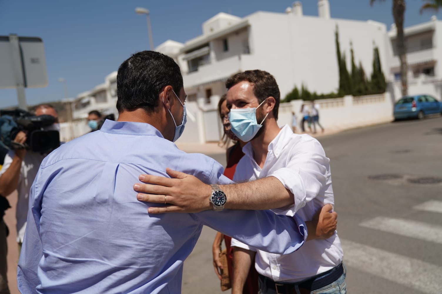 Moreno saluda a Casado, en una imagen reciente en Almería. FOTO: JUAN MANUEL MORENO /Twitter