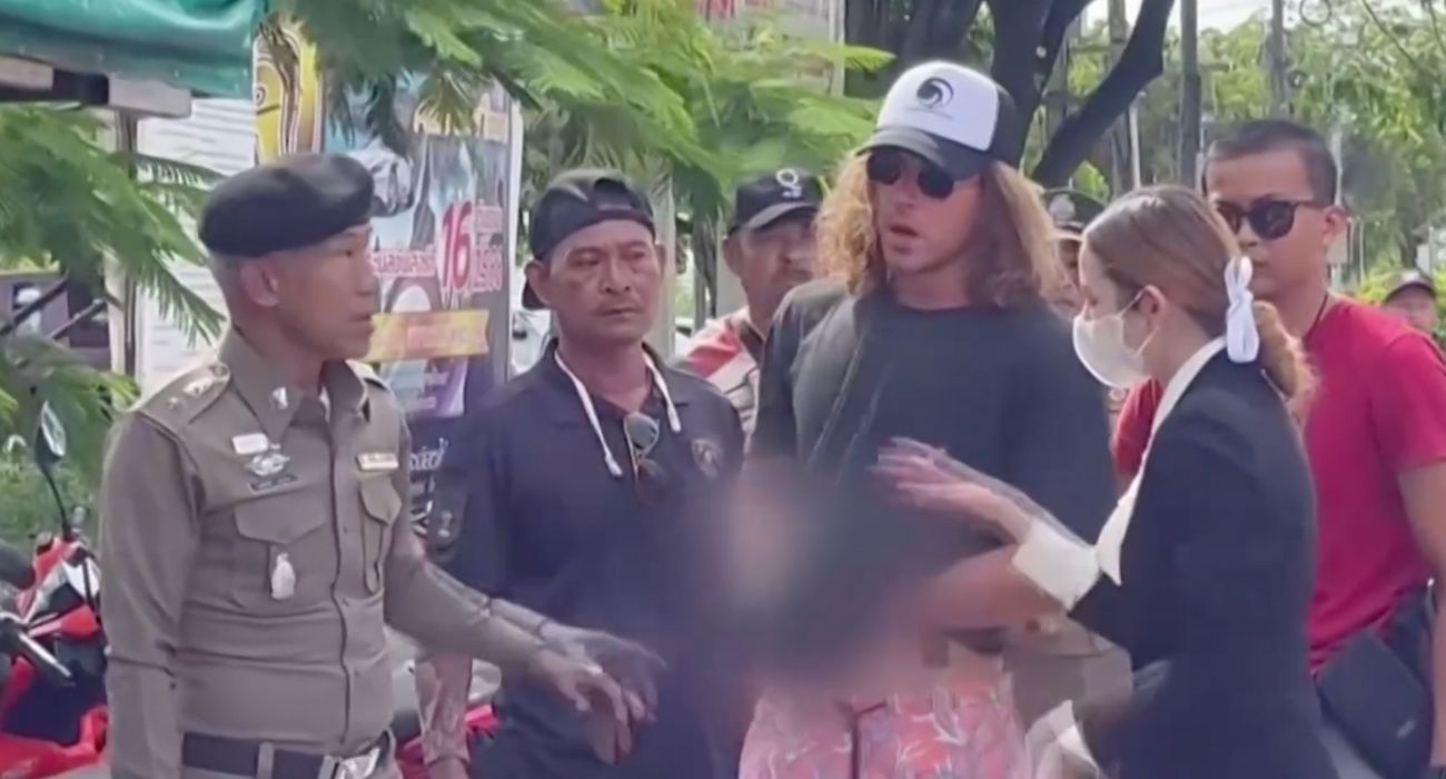 Daniel Sancho, junto a la policía tailandesa.