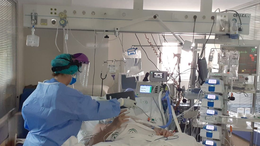 Un paciente en UCI en un hospital de Andalucía, durante la pandemia. FOTO: SAS