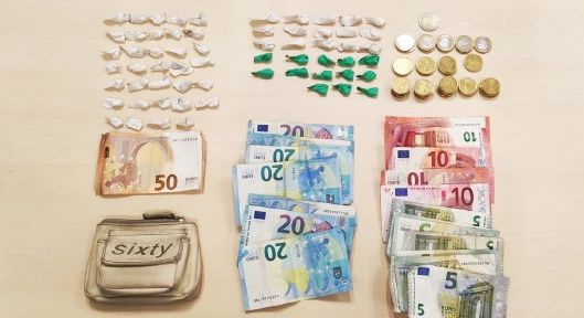 Parte de la droga y el dinero incautado en San Telmo. FOTO: POLICÍA