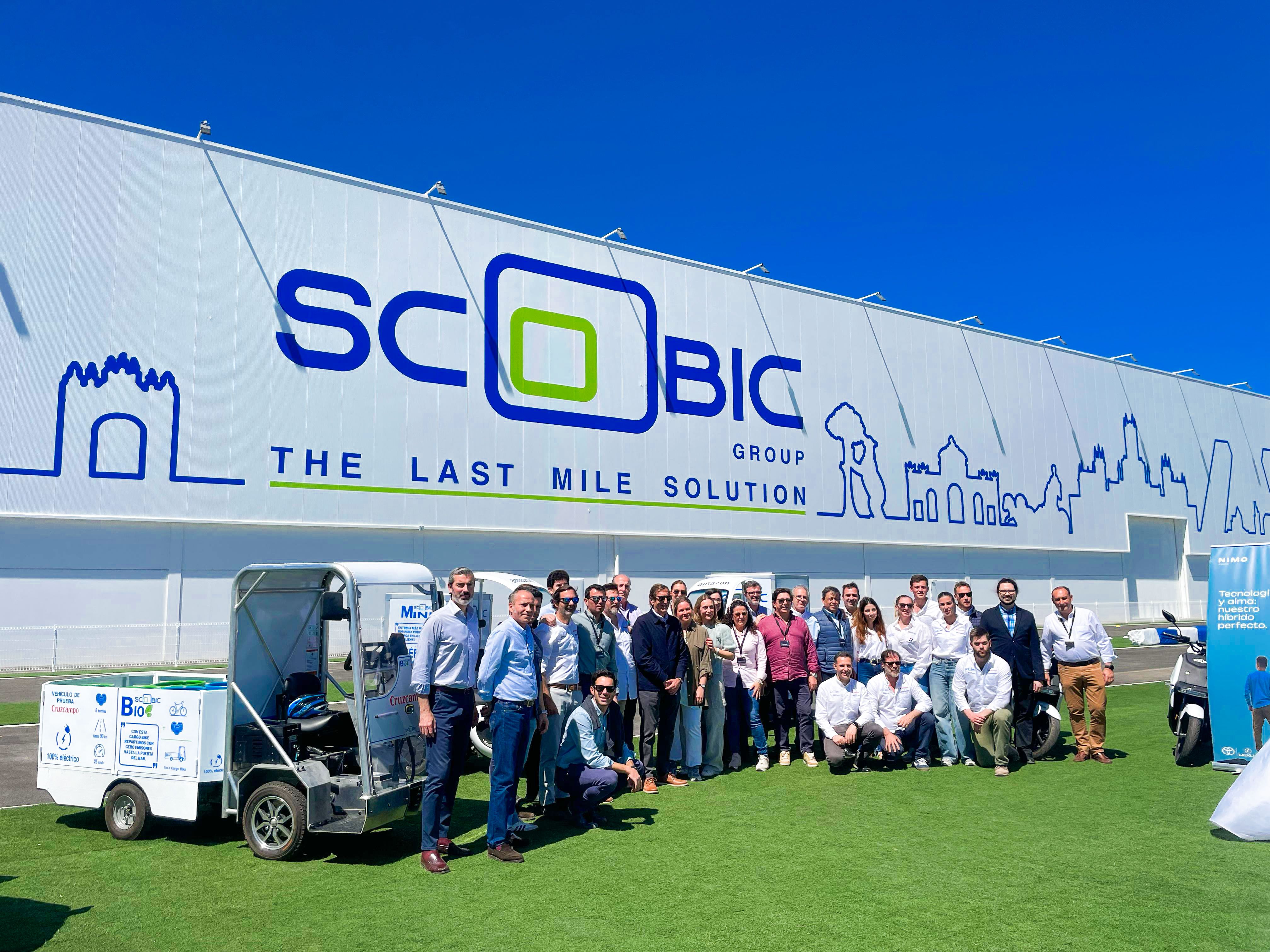 Empleados de Nimo y de Scoobic en las instalaciones de esta última empresa.