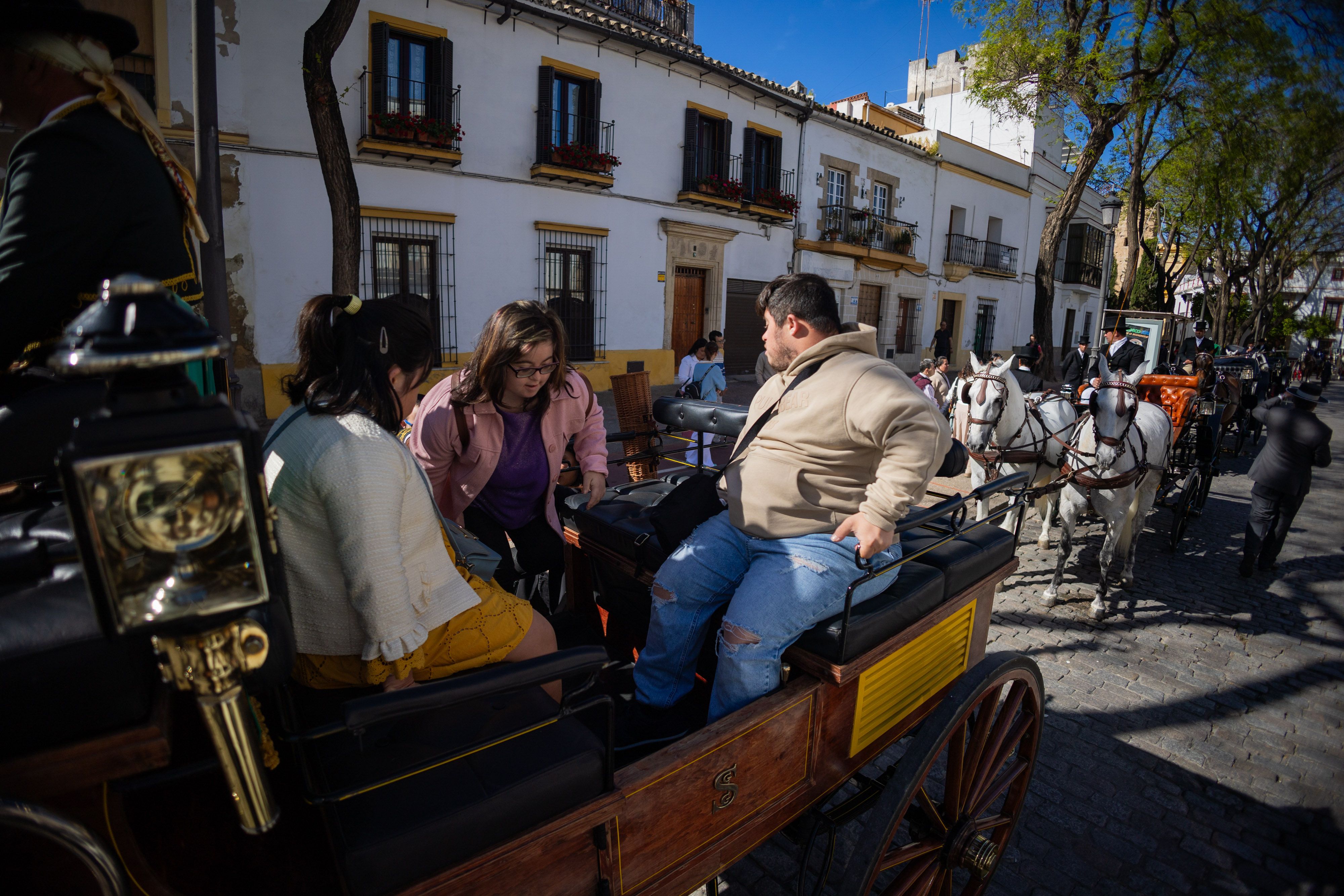 Aspanido y Cedown en su paseo "Carruajes por la inclusión" por las calles de Jerez