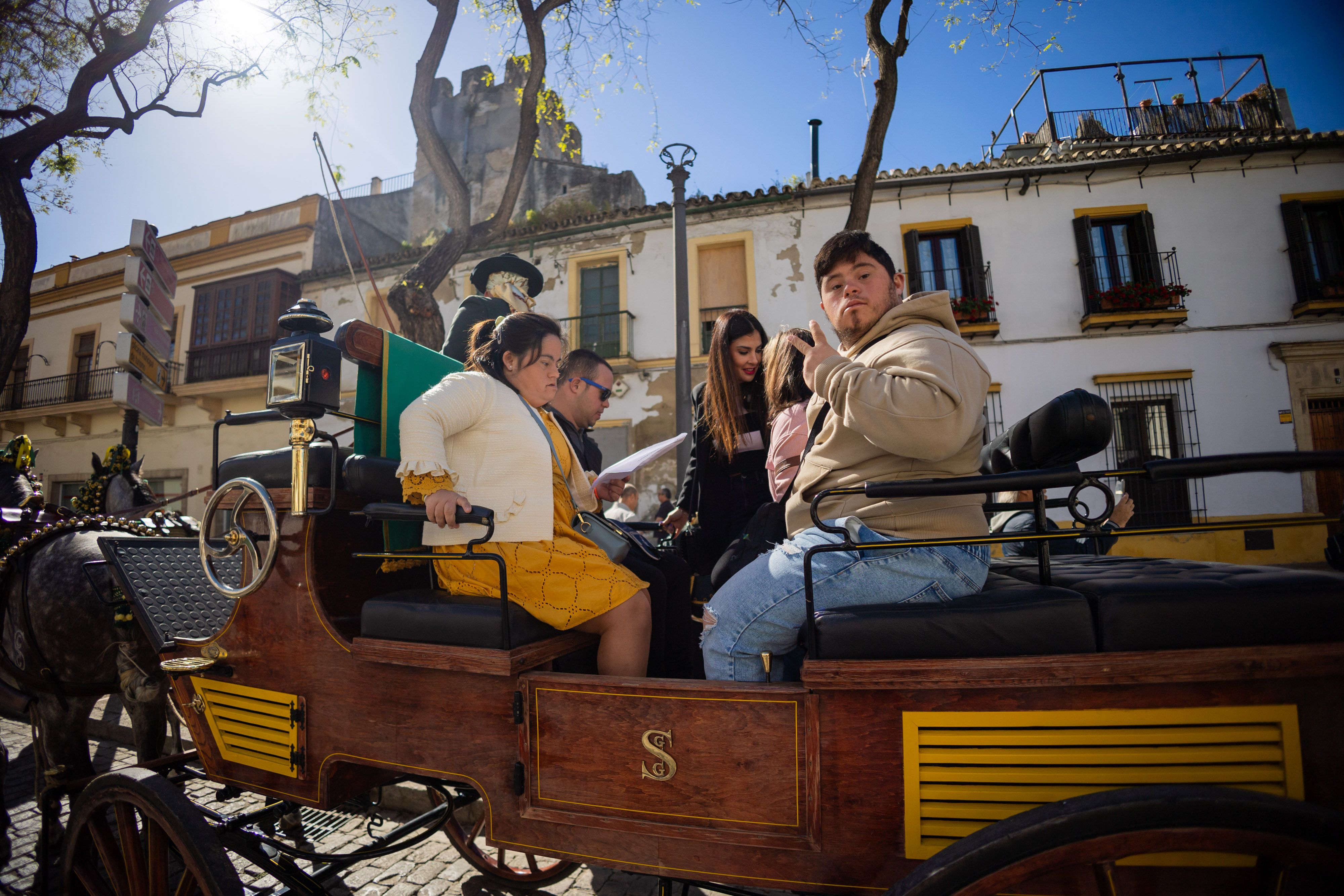 Aspanido y Cedown en su paseo "Carruajes por la inclusión" por las calles de Jerez