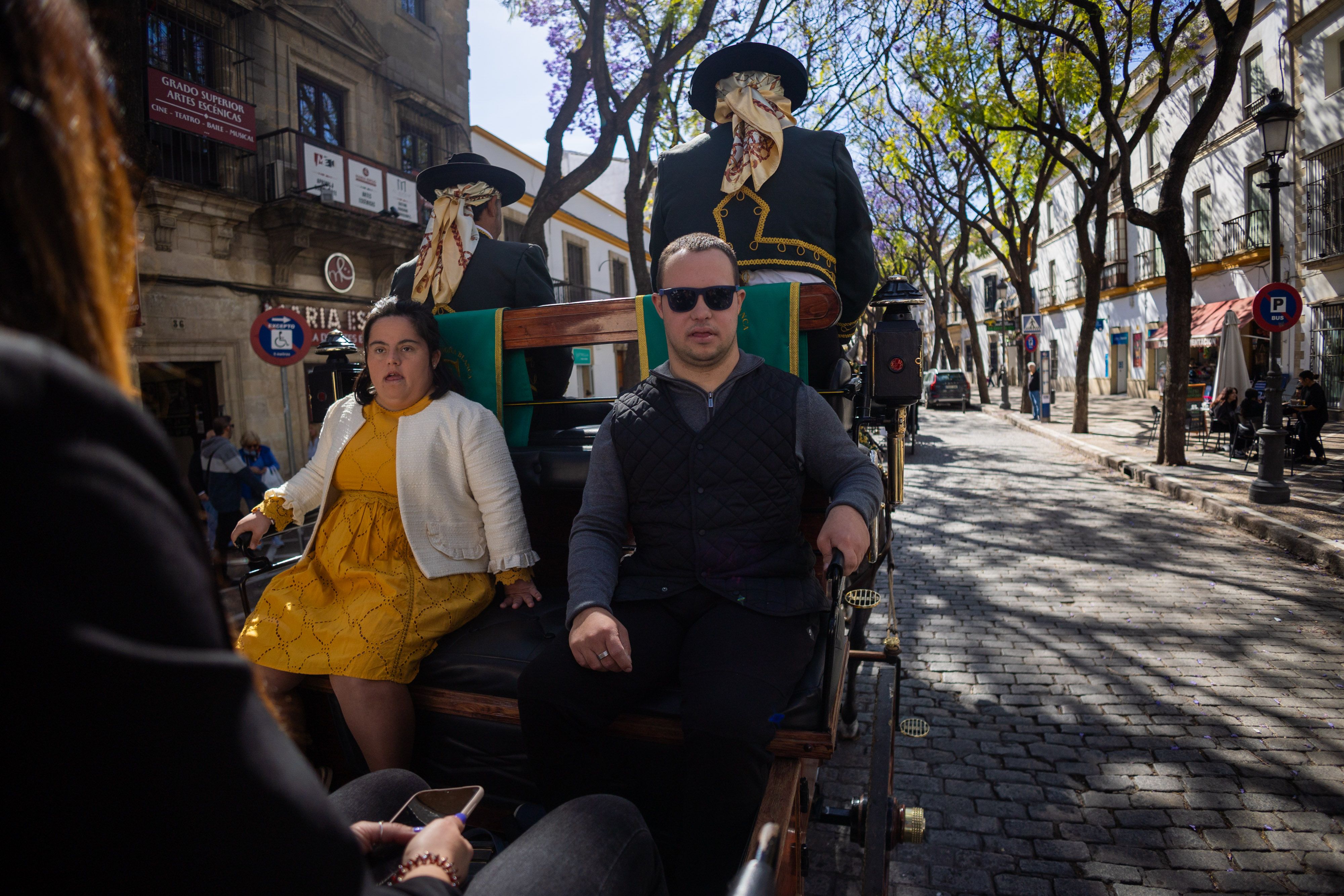Aspanido y Cedown en su paseo "Carruajes por la inclusión" por las calles de Jerez