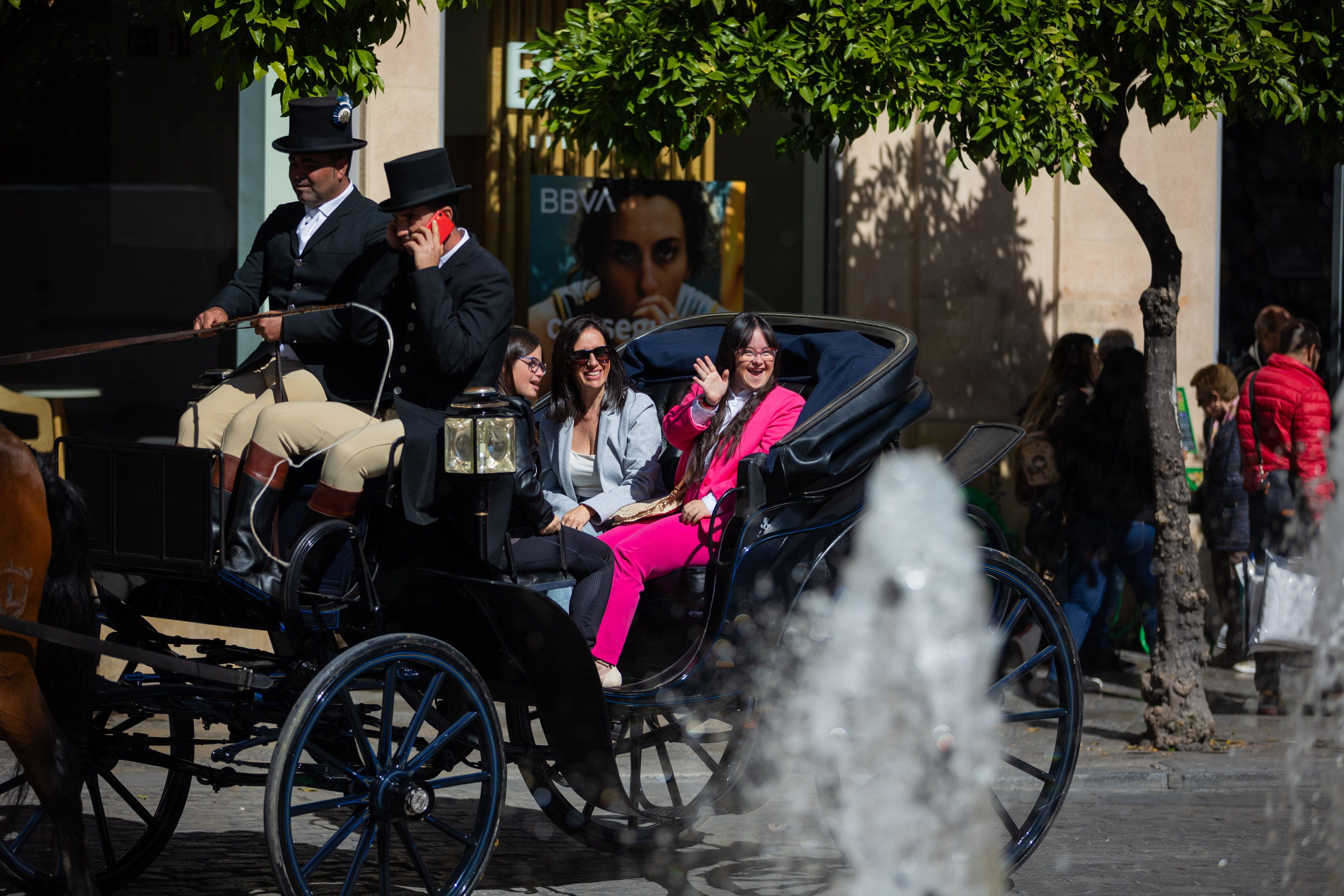Aspanido y Cedown en su paseo "Carruajes por la inclusión" por las calles de Jerez
