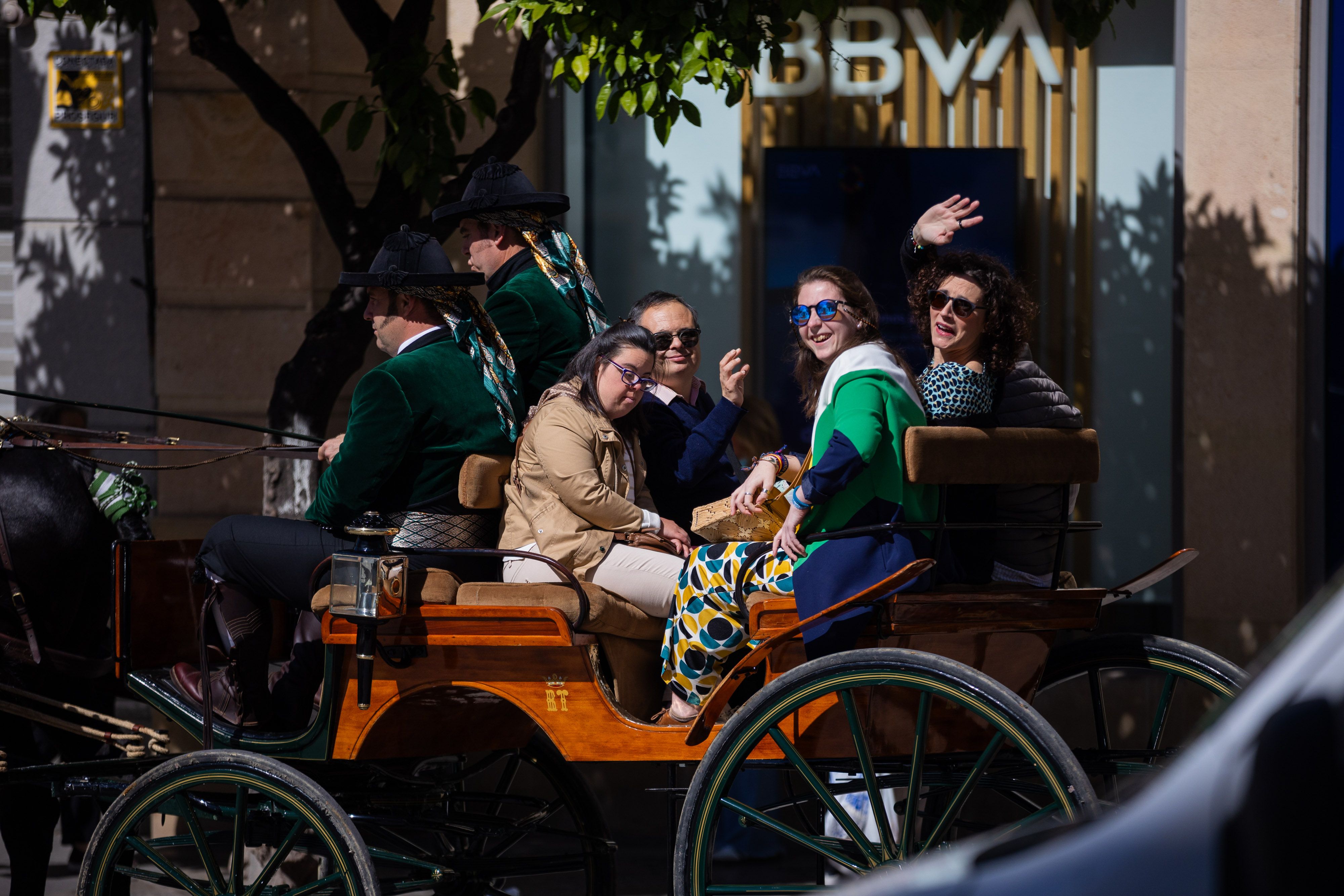 Aspanido y Cedown en su paseo "Carruajes por la inclusión" por las calles de Jerez