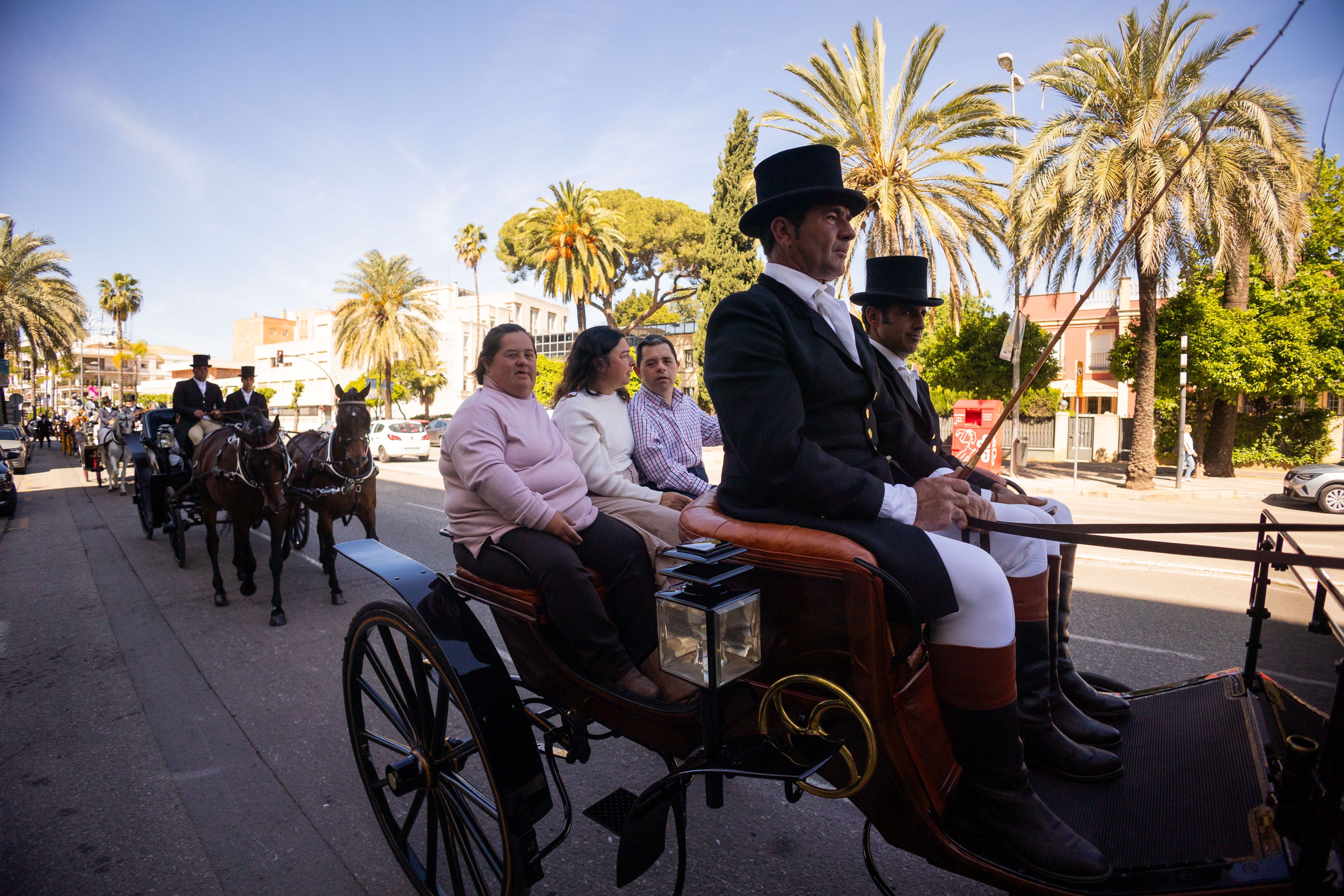 Aspanido y Cedown en su paseo "Carruajes por la inclusión" por las calles de Jerez