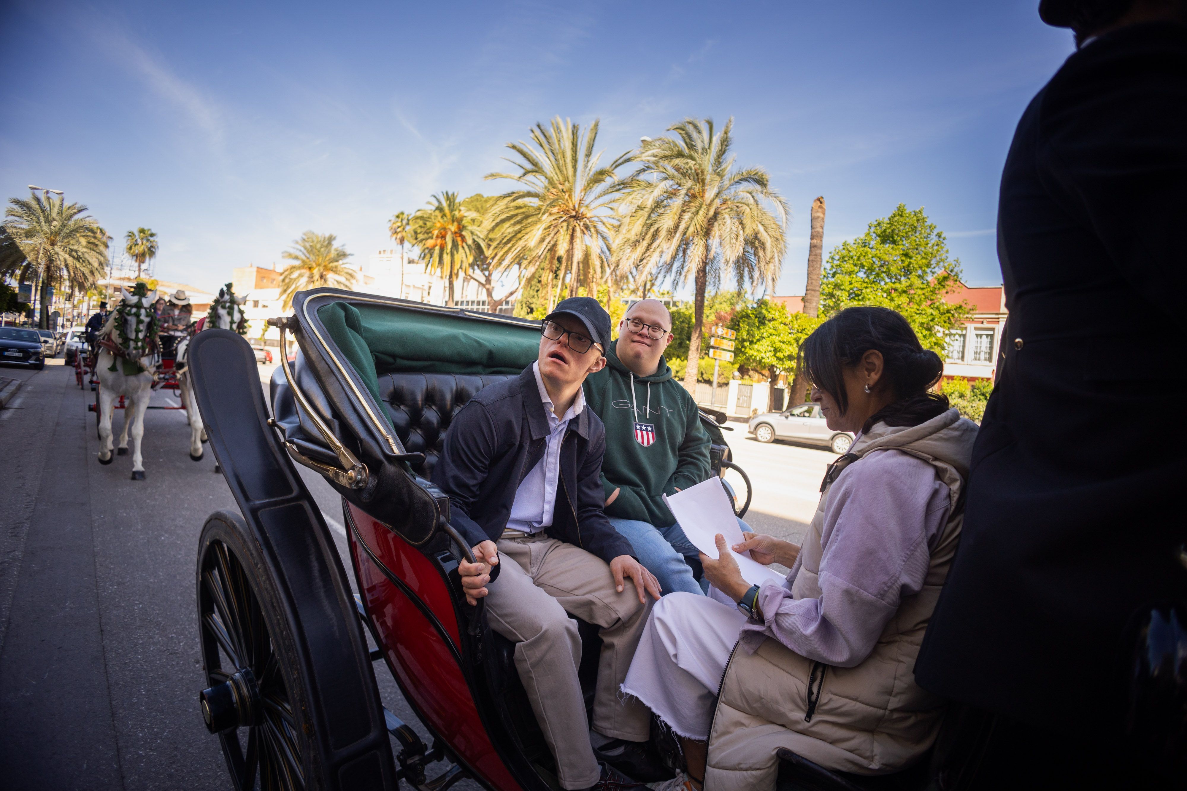 Aspanido y Cedown en su paseo "Carruajes por la inclusión" por las calles de Jerez