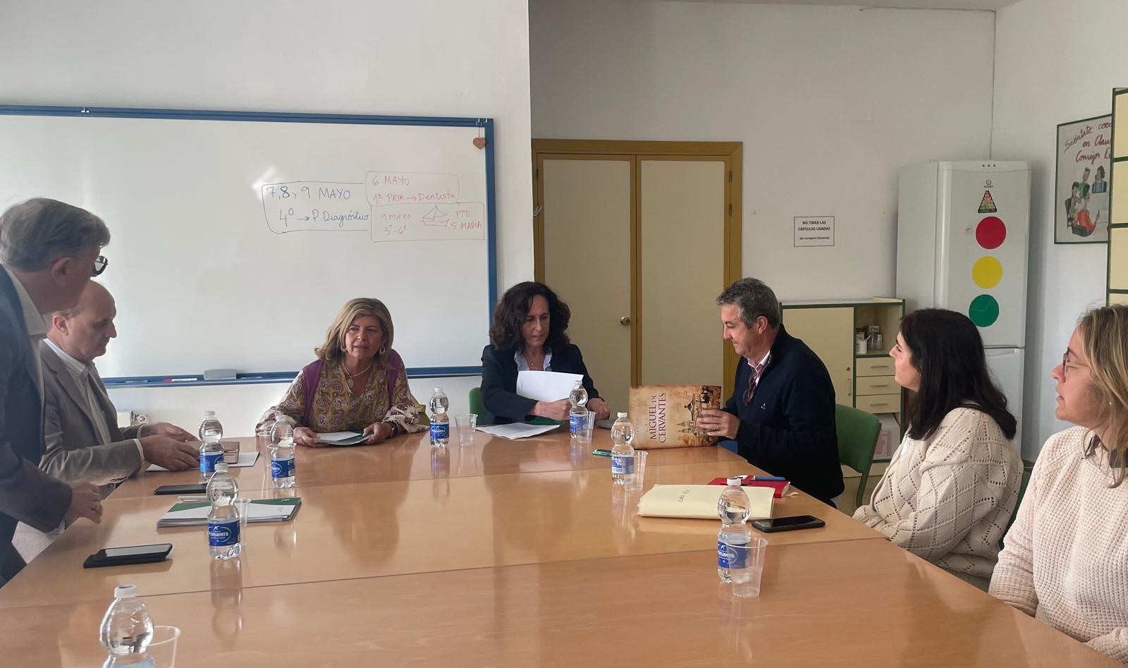 Un momento de la reunión celebrada entre la Delegación de Desarrollo Educativo, la dirección del CEIP Miguel de Cervantes y la AMPA del centro. 