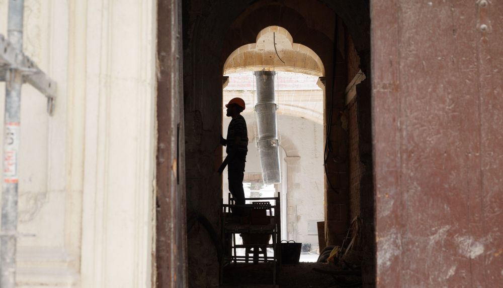 Un obrero en una de las casas antiguas que se están rehabilitando.