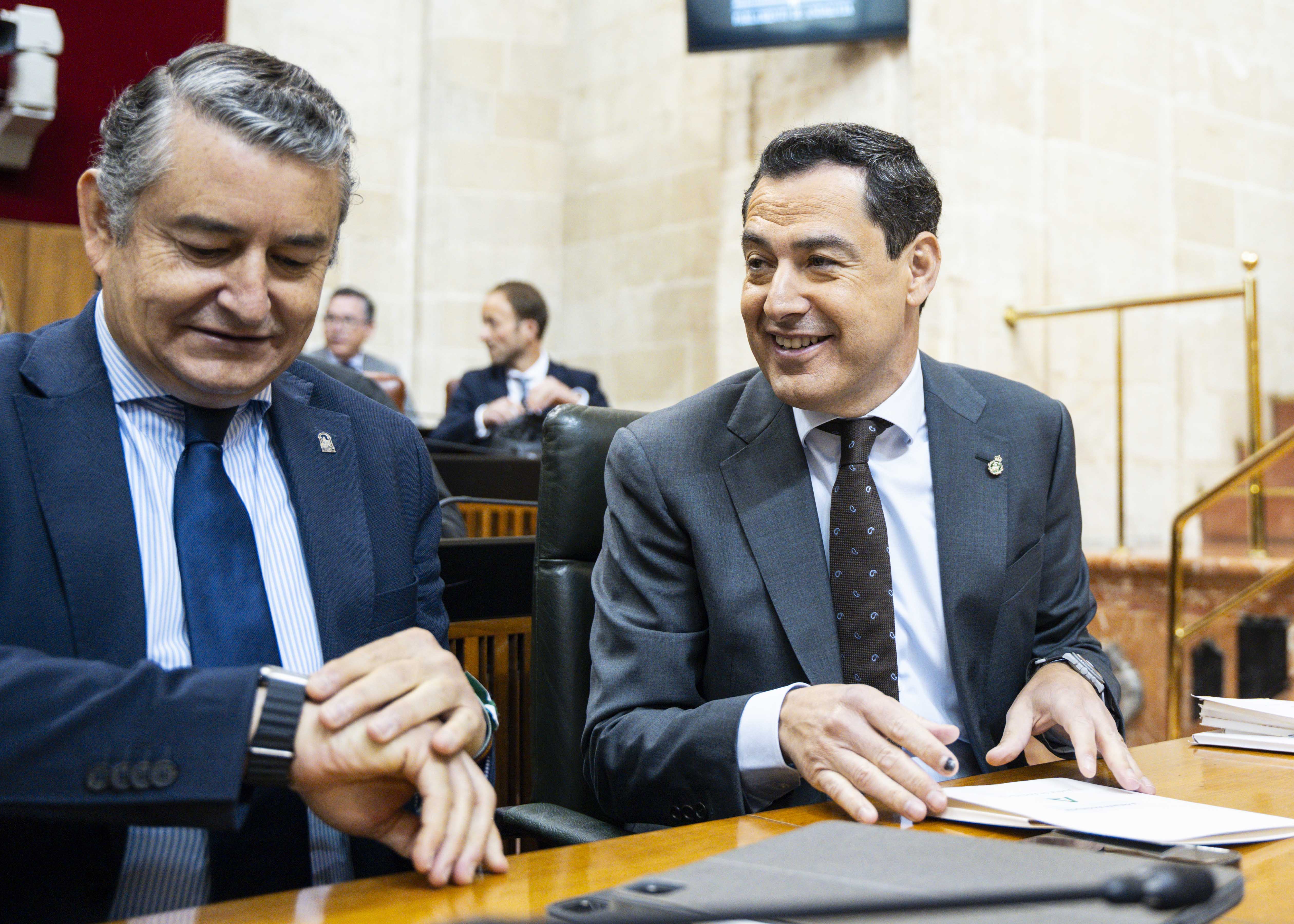 Juanma Moreno, presidente de la Junta, junto a Antonio Sanz, consejero de Presidencia, en la sesión de control de este jueves.