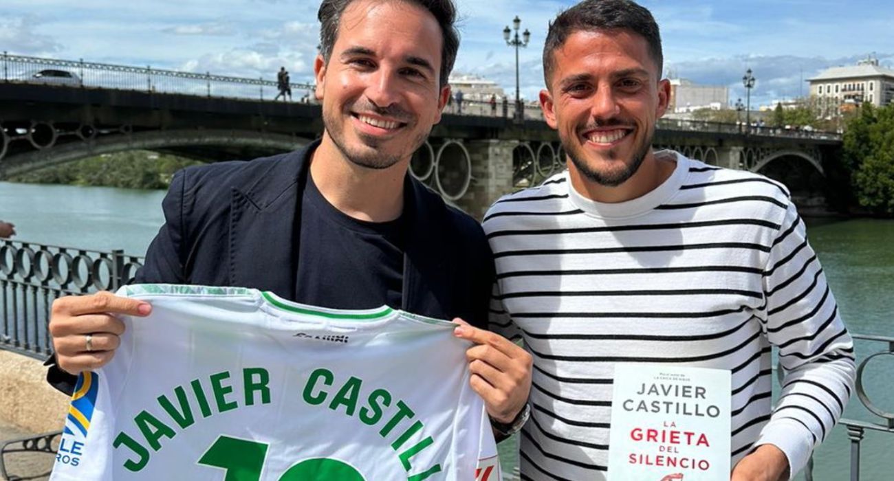 El escritor Javier Castillo, junto al futbolista bético Pablo Fornals.