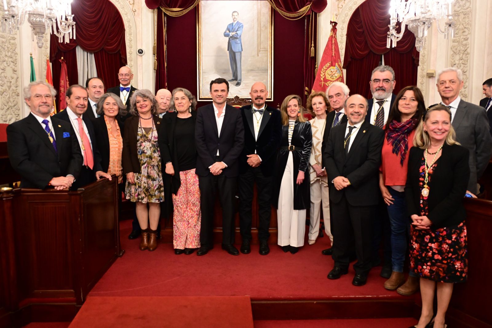 El homenajeado, con autoridades, académicos y amigos en el Salón de Plenos de Cádiz.  AYTO CÁDIZ