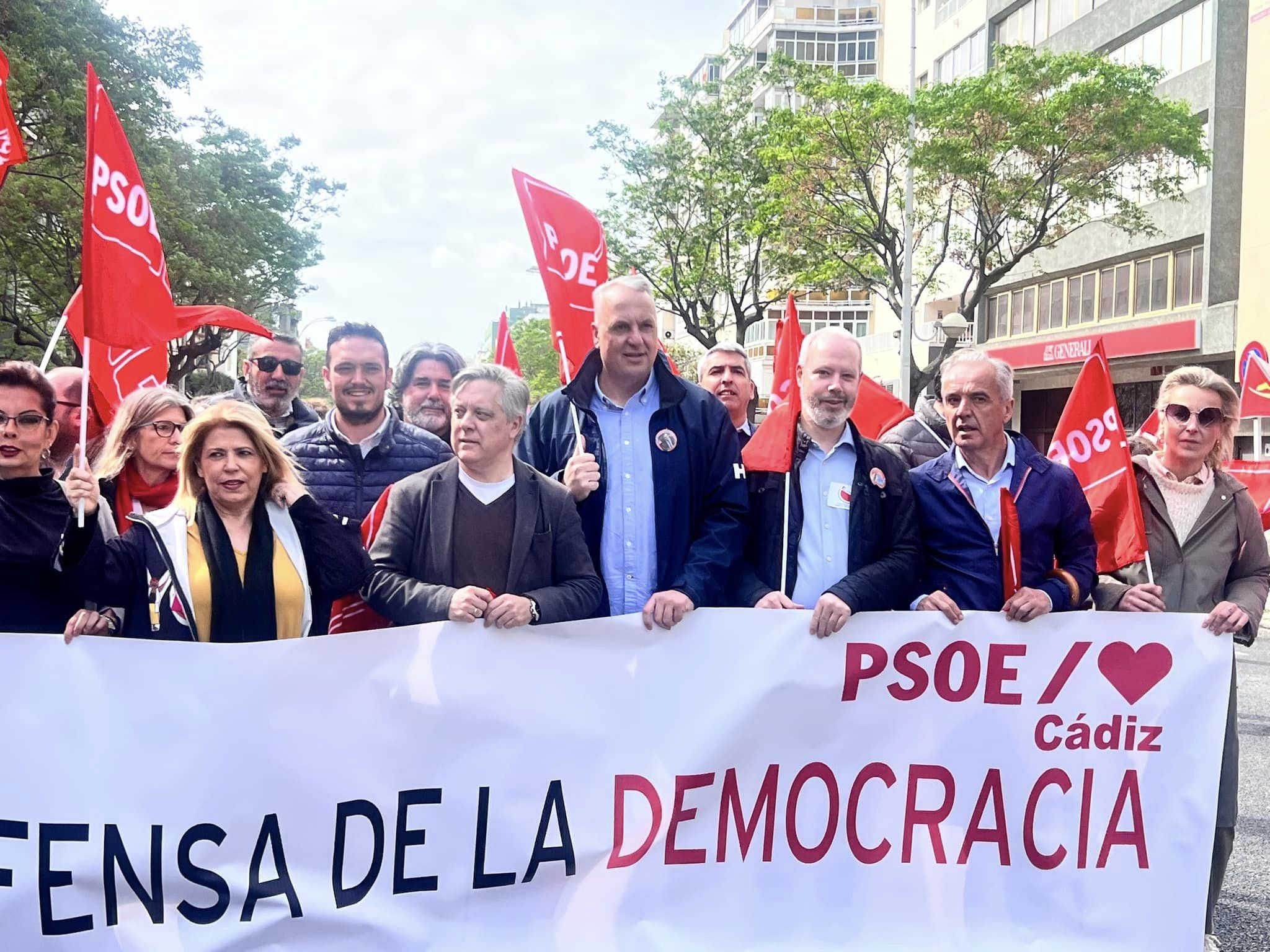 Ruiz Boix, en el centro de la imagen, el pasado Primero de Mayo en la cabecera socialista en la manifestación de Cádiz.