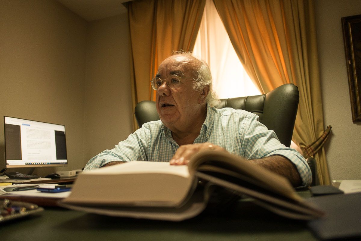 Juan Pedro Cosano, en su despacho, durante la entrevista.