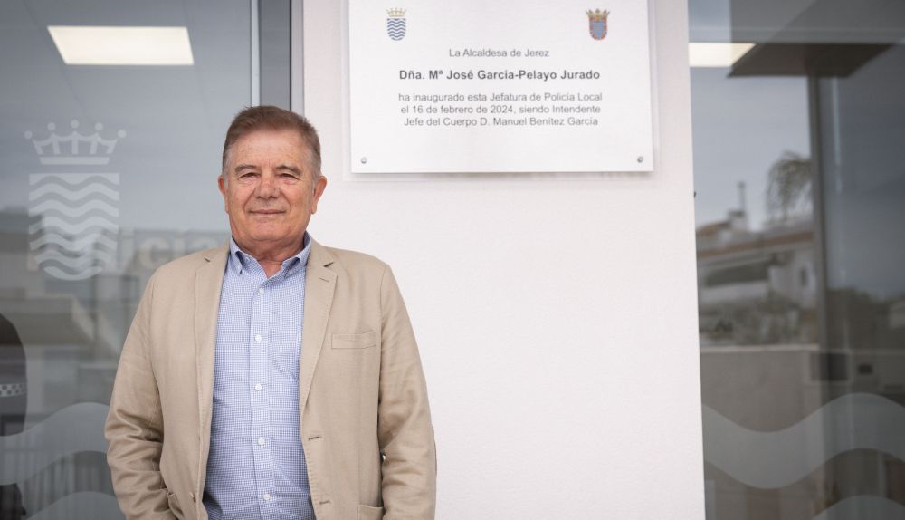 El Jefe de la Policía Local Jubilado junto a aplaca que recuerda la inauguración de la nueva jefatura.