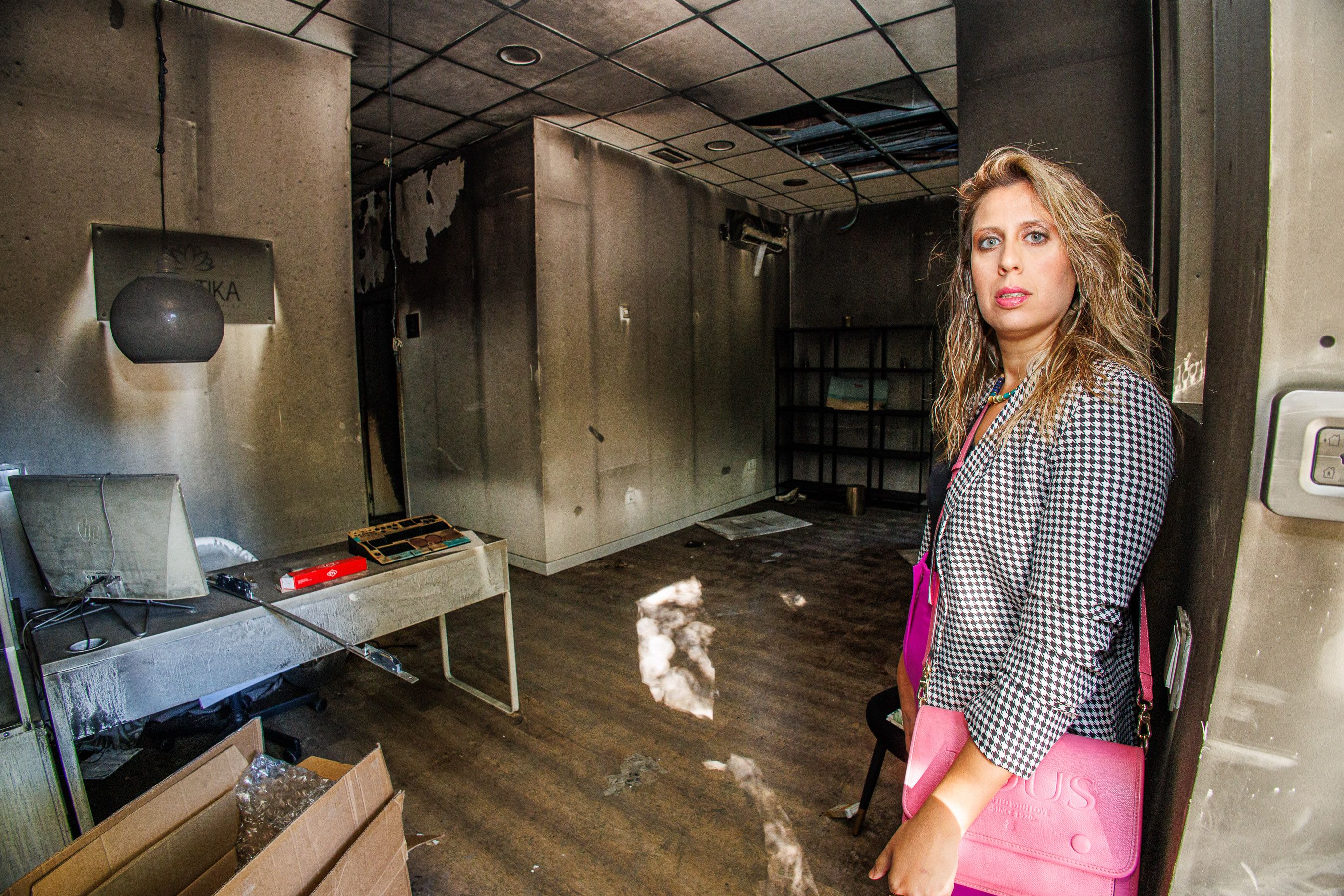 Myriam García Roldán es la propietaria de Holistika, la clínica de belleza incendiada en Jerez el pasado mes de abril, y que aún permanece cerrada.