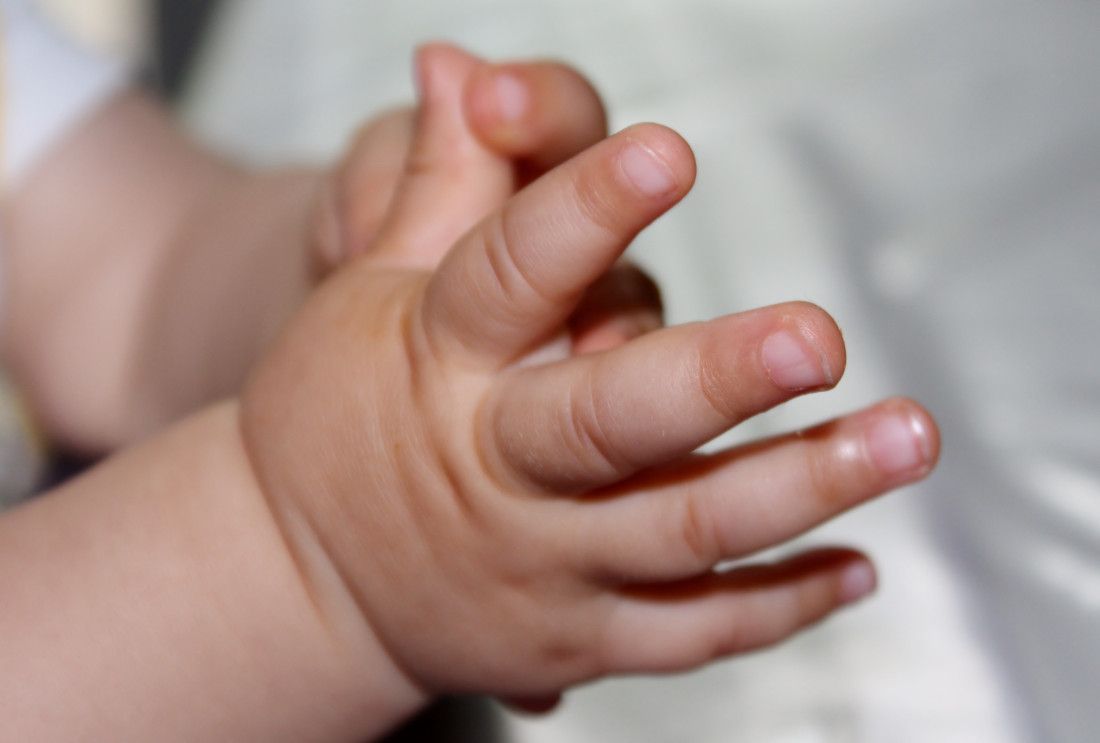 Las manos de un bebé.