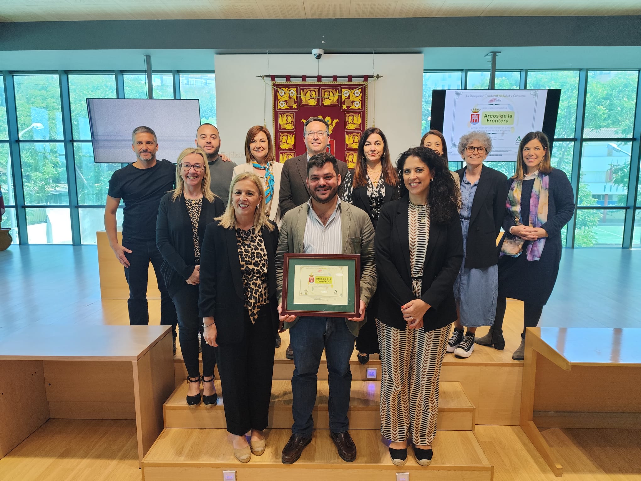 La delegada territorial de Salud y Consumo en Cádiz en la entrega del certificado.