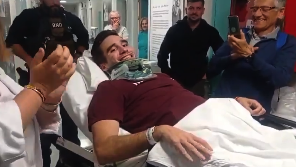 Alberto, guardia civil herido en el accidente de la AP-4, sale del hospital.