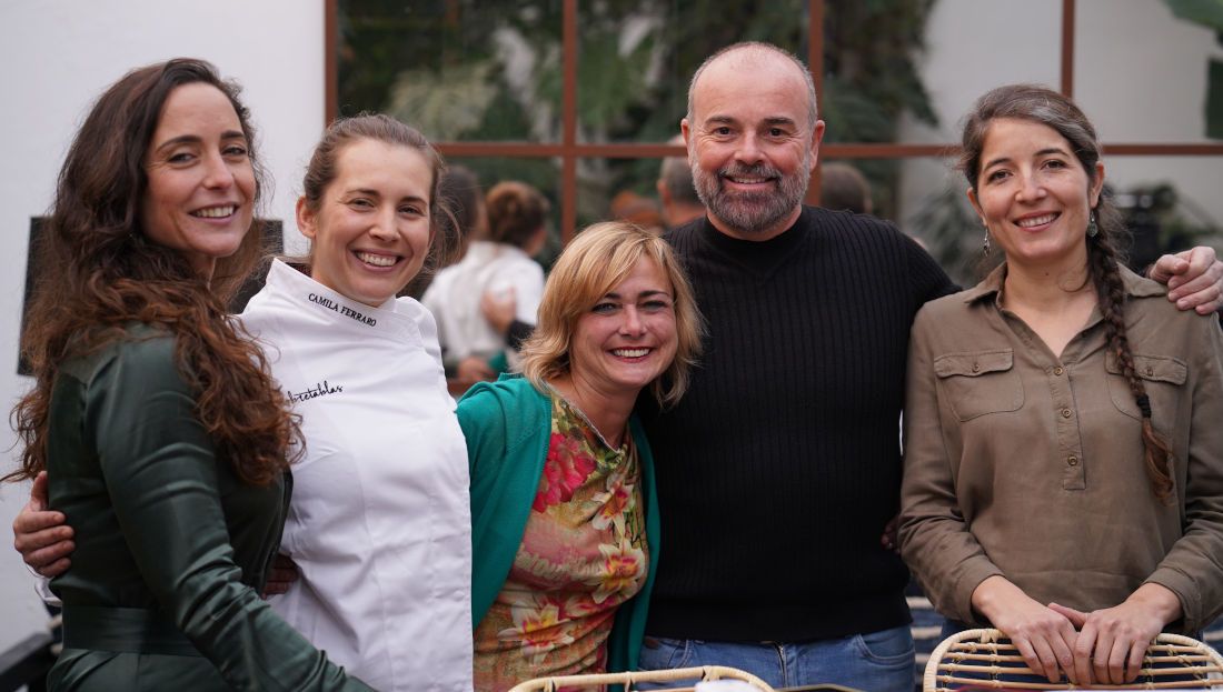 Arturo Menor, con las protagonistas del documental. FOTO: Cedida