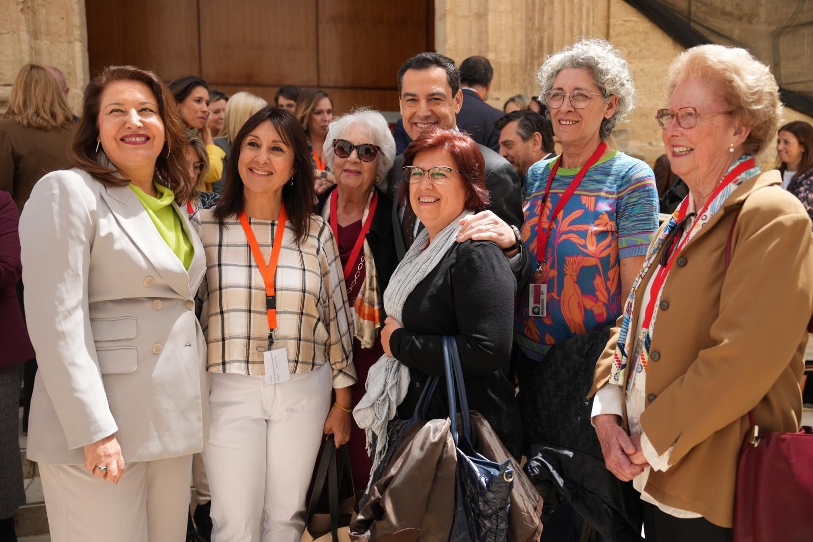 Inmaculada Idáñez y Angélica Rodríguez, de Ceres, con Carmen Crespo, consejera de Agricultura, y Juanma Moreno, presidente de la Junta.