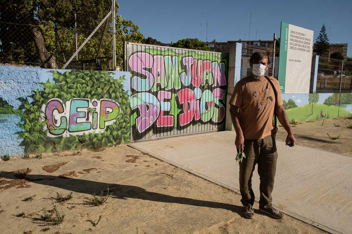 Raúl Pizarro, en una de las entradas del CEIP San Juan de Dios, en días pasados. FOTO: MANU GARCÍA