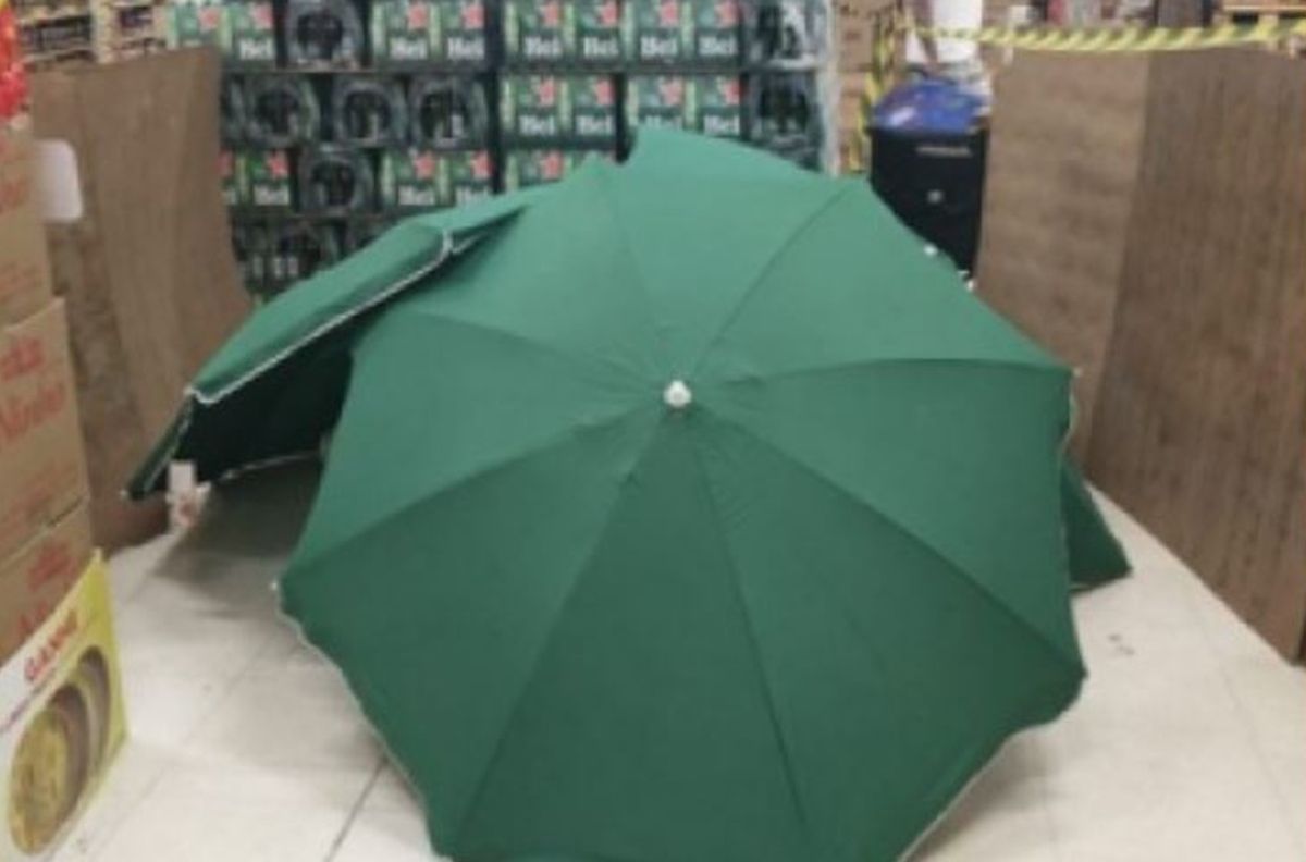 Sombrillas que ocultaron el cuerpo de Moisés Santos.