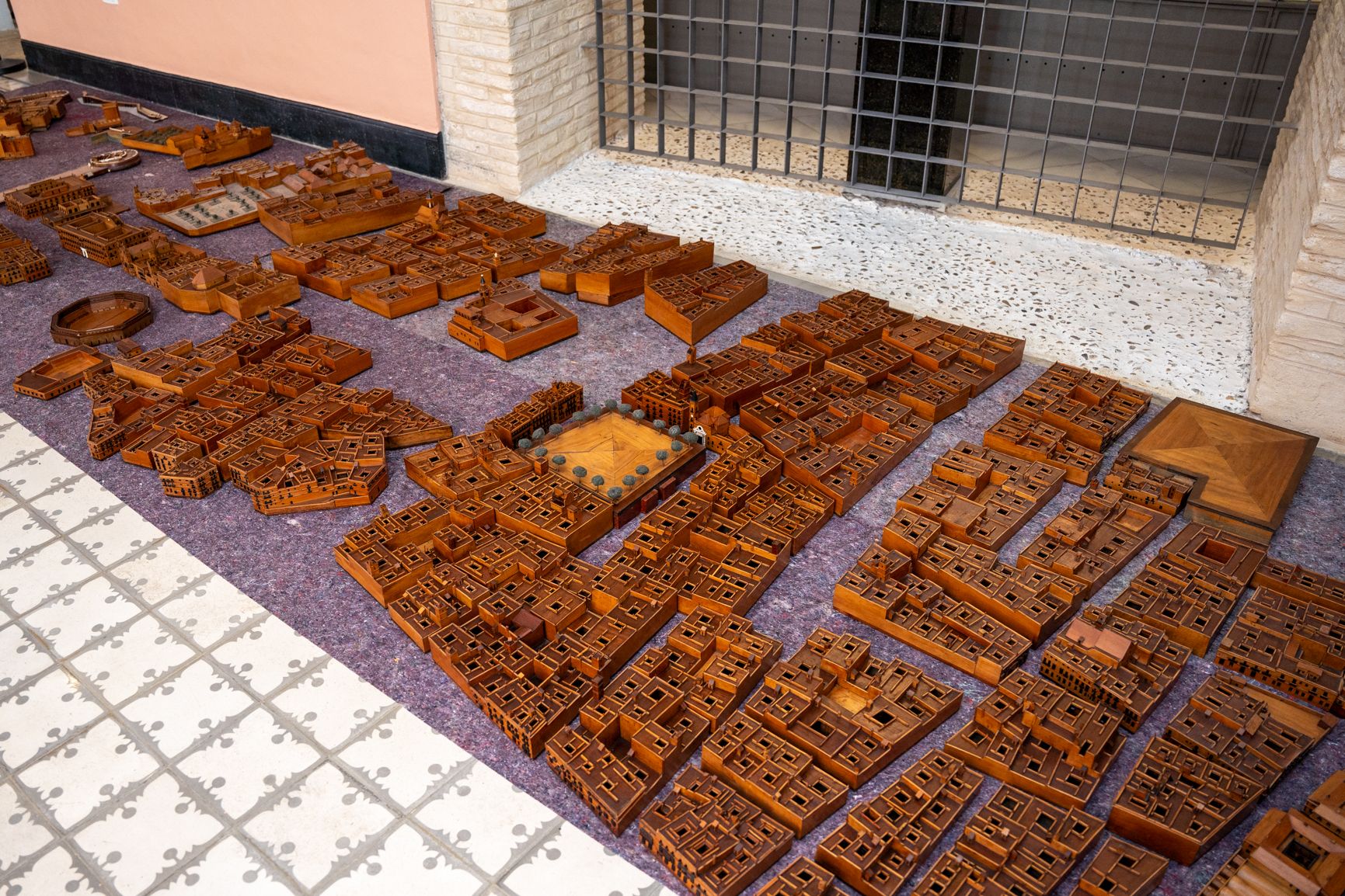 Varias de las manzanas y piezas, desmontadas, durante las tareas de mantenimiento realizadas en marzo.