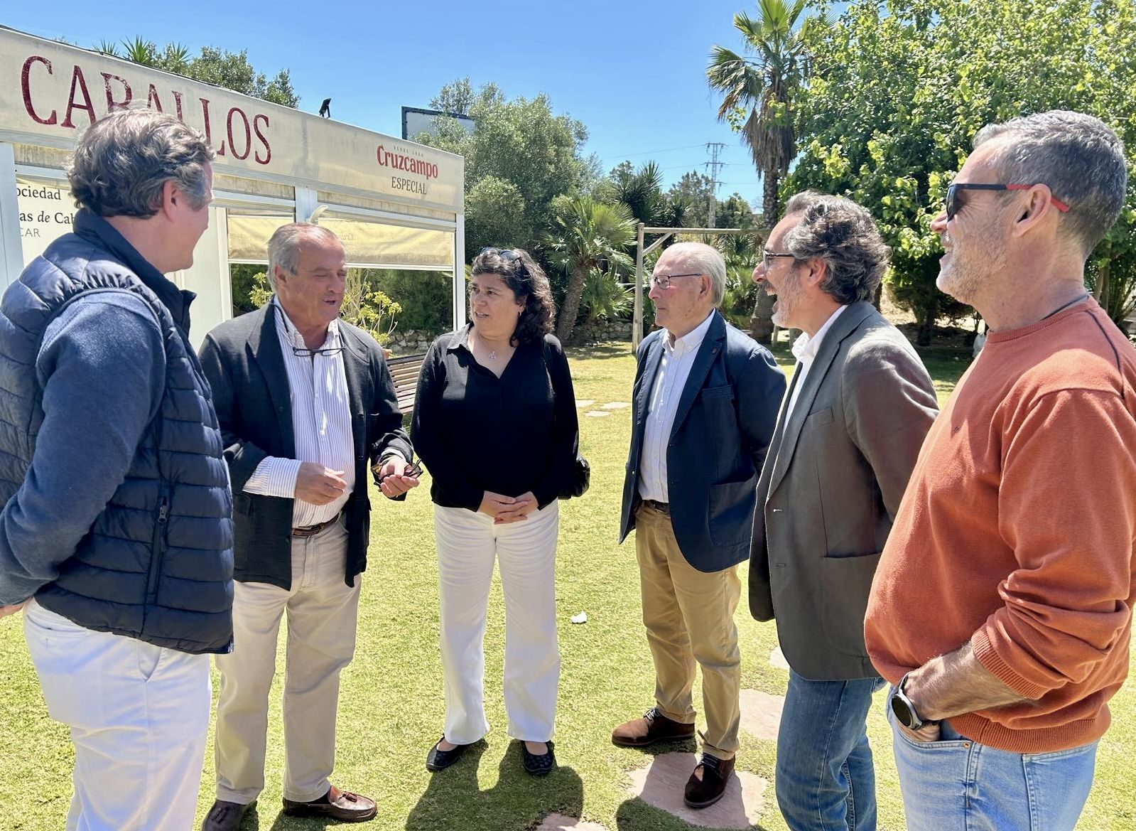 La alcaldesa junto a representantes de las dos instituciones tras la firma del convenio.