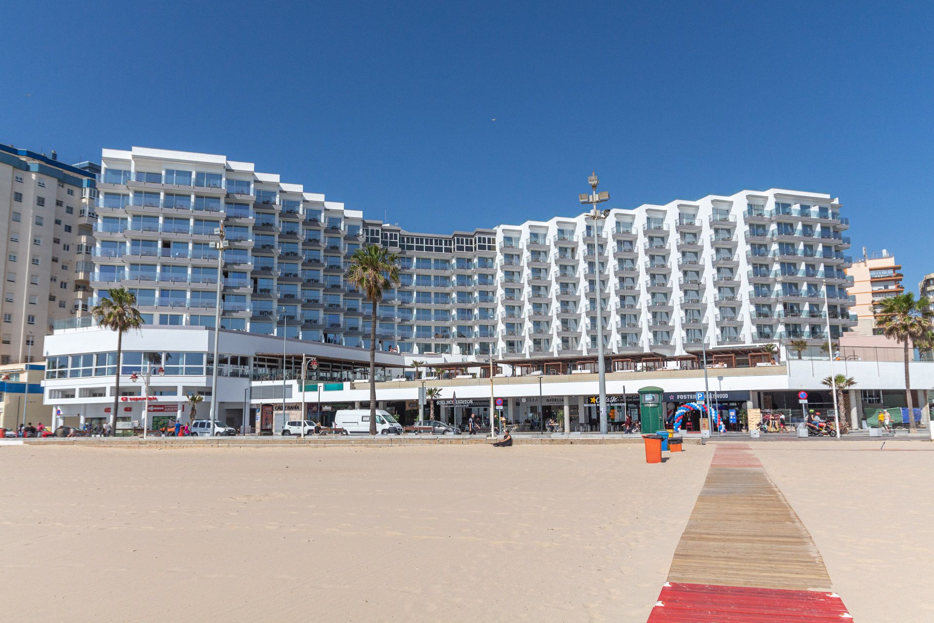 El hotel Cádiz Bahía, que acogerá la terraza Atarde en su planta superior.