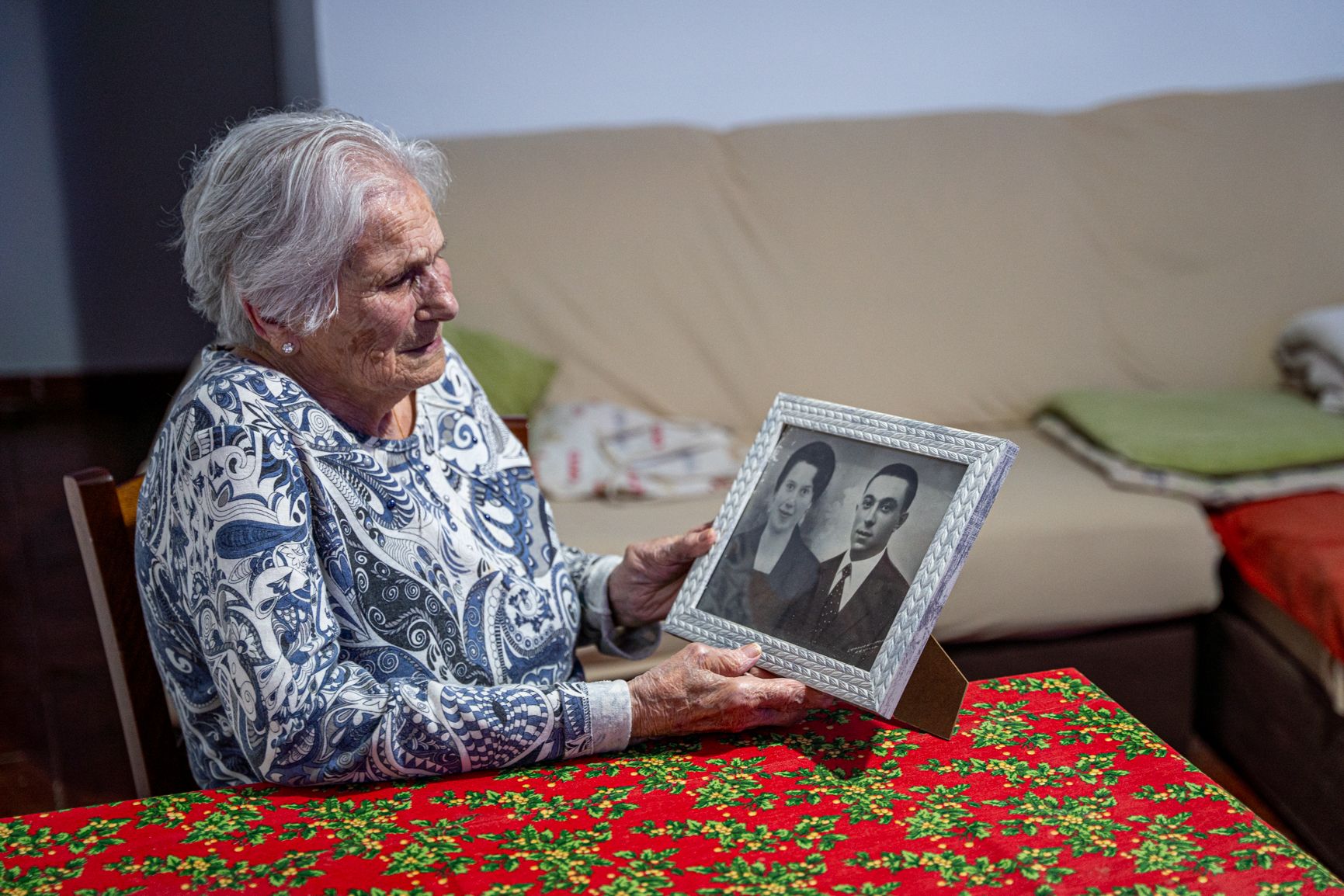 La vecina afectada por el desahucio, con una fotografía de su marido fallecido.