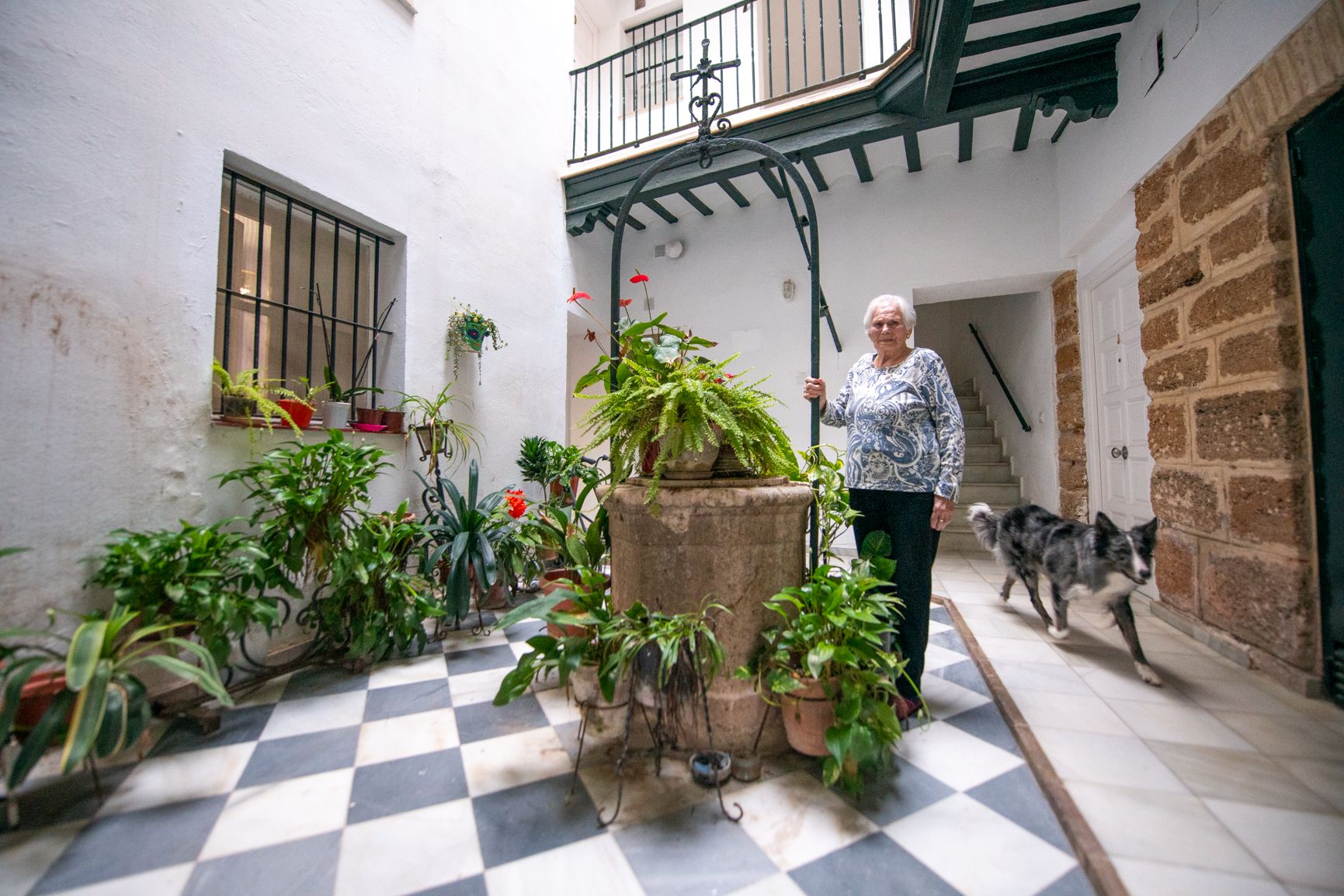 María Muñoz, en el patio de la finca que ya está casi copada por apartamentos turísticos.   REYNA