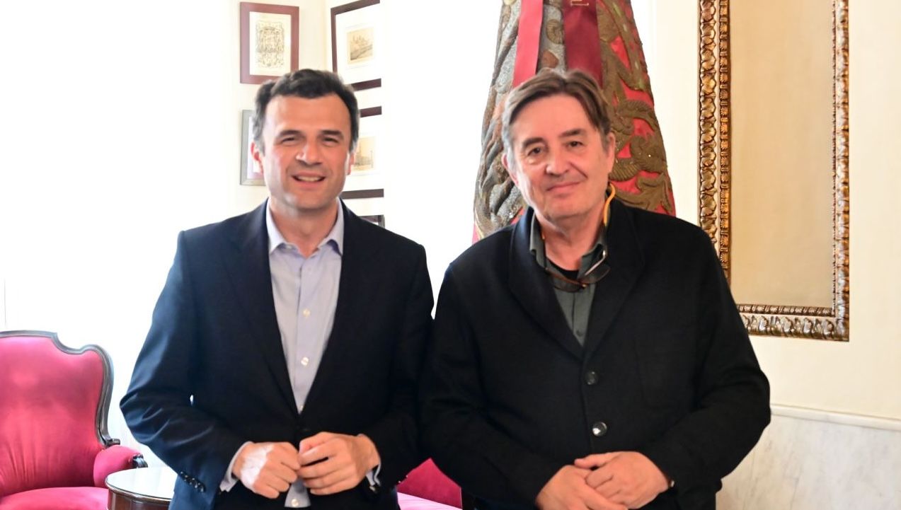 El alcalde de Cádiz, Bruno García, y Luis García Montero, director del Instituto Cervantes y nuevo hijo adoptivo.