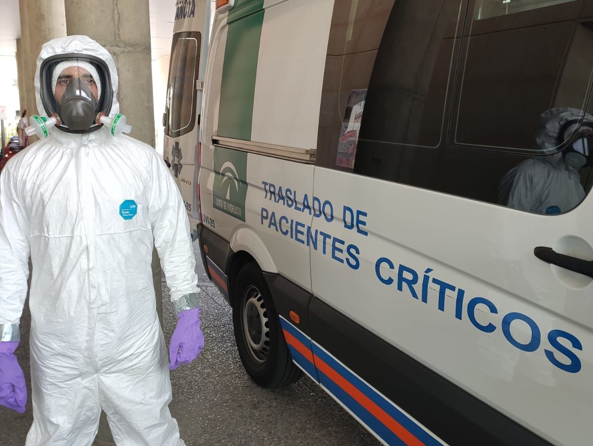 Antonio Hijano junto al vehículo de traslado de los pacientes.