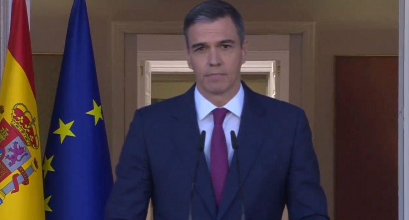Pedro Sánchez, tras cinco días de incertidumbre y temor, anunciando su decisión de seguir al frente del Gobierno de España. 