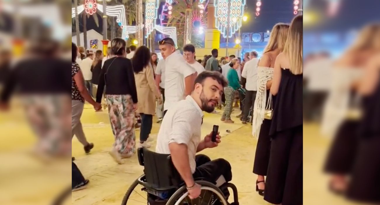 Un joven muestra la Feria de Jerez desde su silla de ruedas.