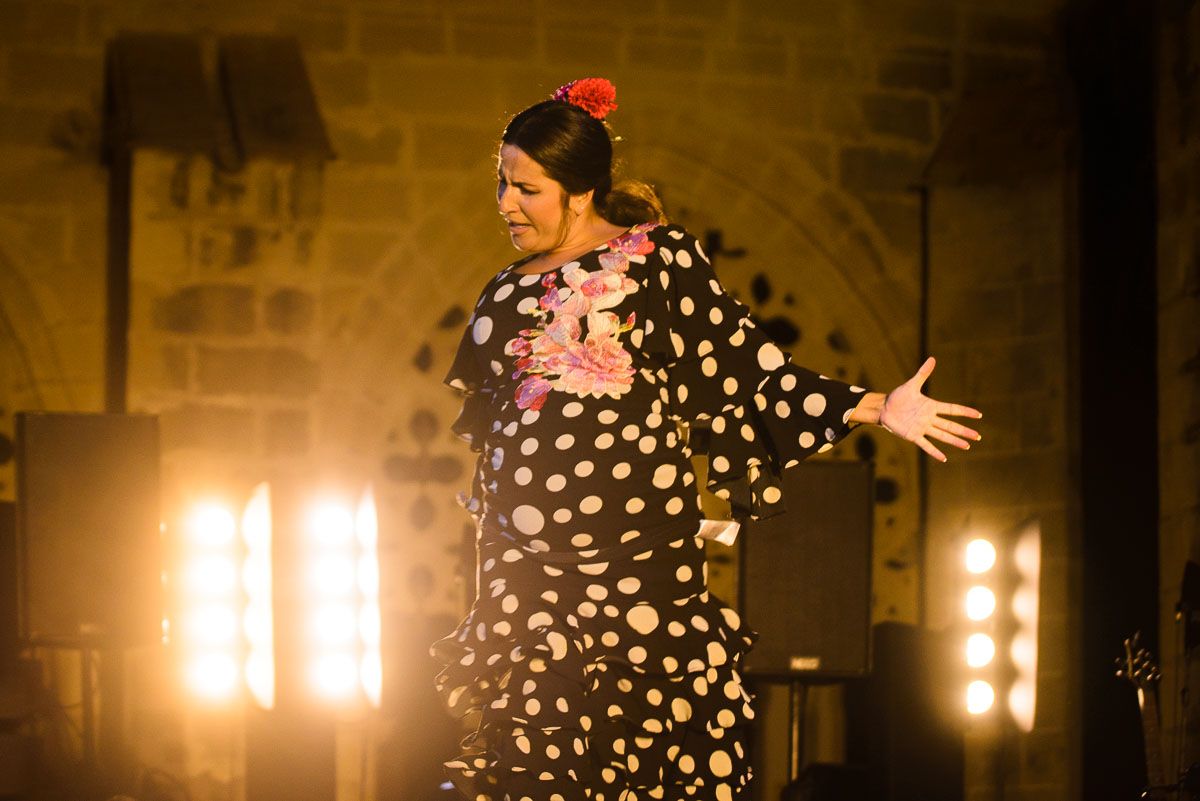 Gema Moneo, en plena actuación en la edición especial de la Bulería. FOTOS: MANU GARCÍA