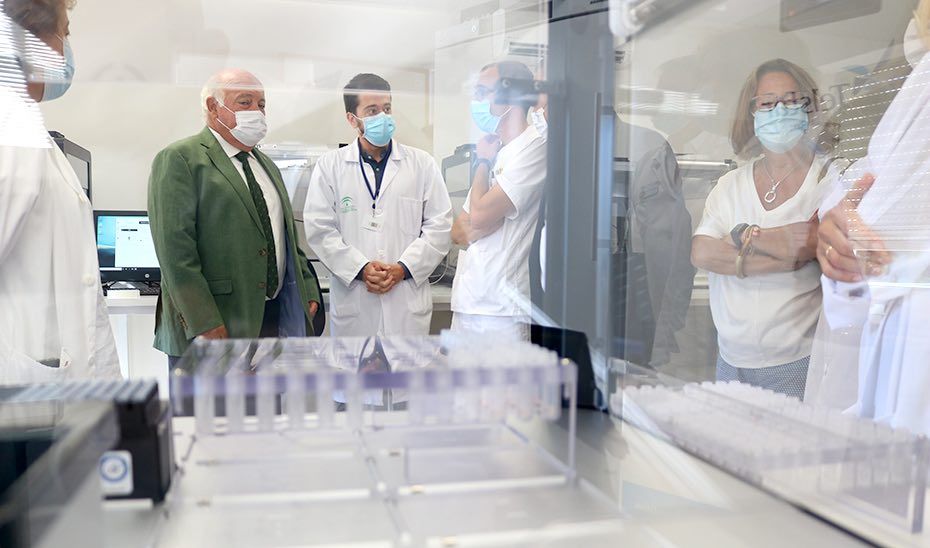 l consejero de Salud y Familias, Jesús Aguirre, durante su visita este pasado jueves al Hospital Virgen del Rocío.