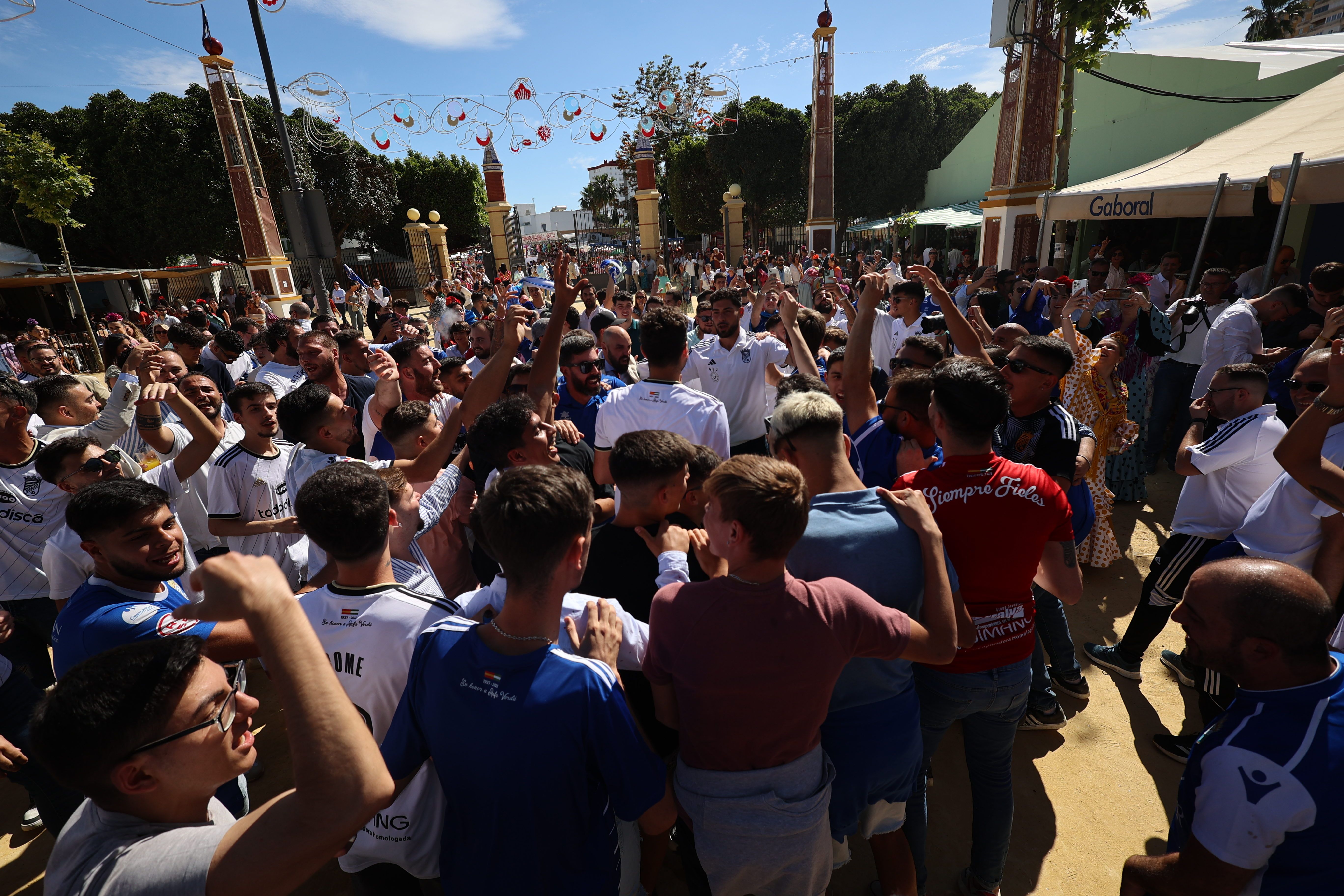 Así celebra en la Feria la afición del Xerez CD el ascenso a Segunda RFEF